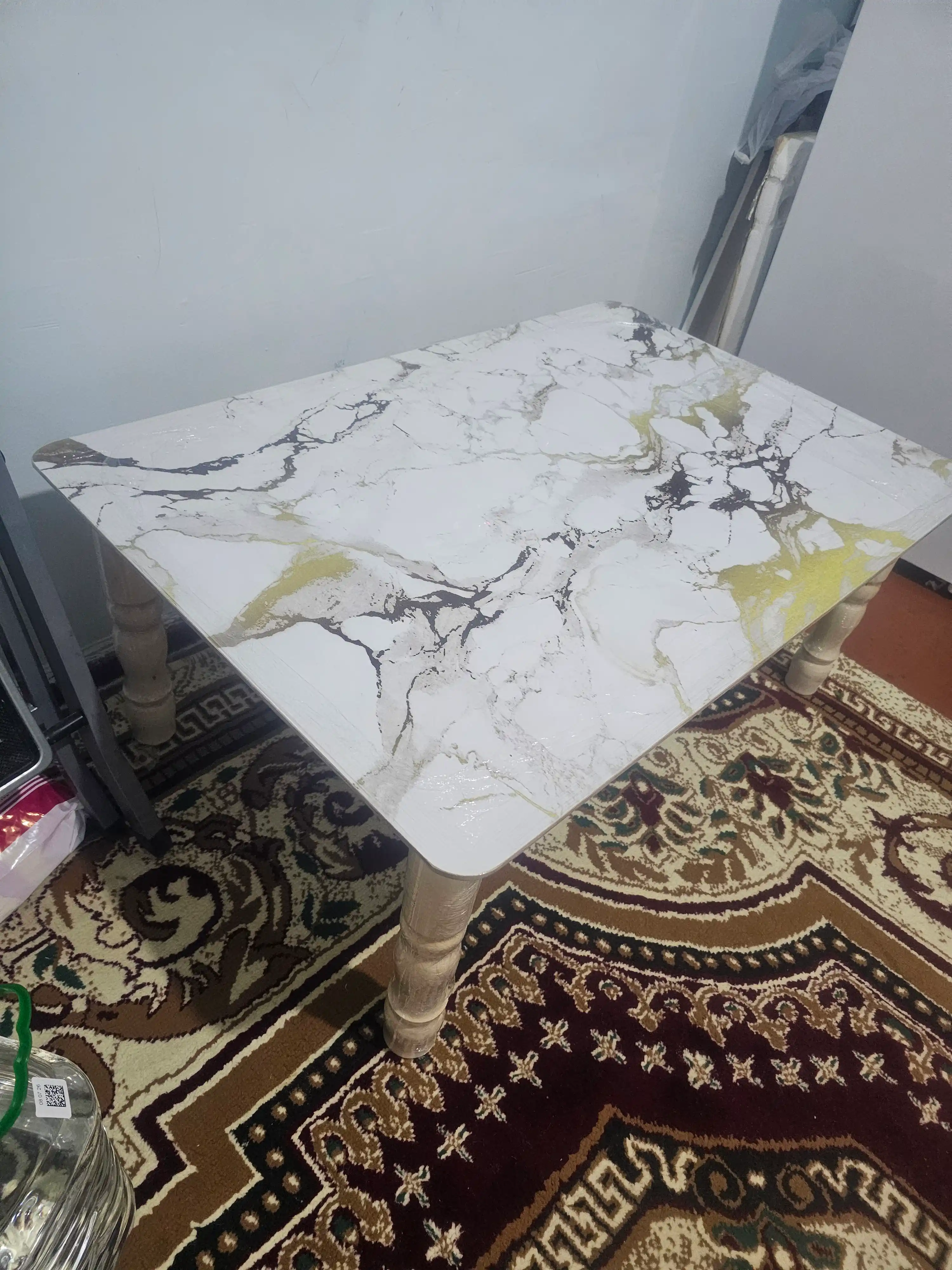 Qalinligi 6 mm bo‘lgan sifatli MDFdan tayyorlangan past stolcha