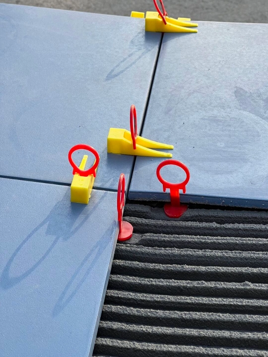 DUOFIX plitka tekislash tizimi (SVP): qisqichlar va ponalar