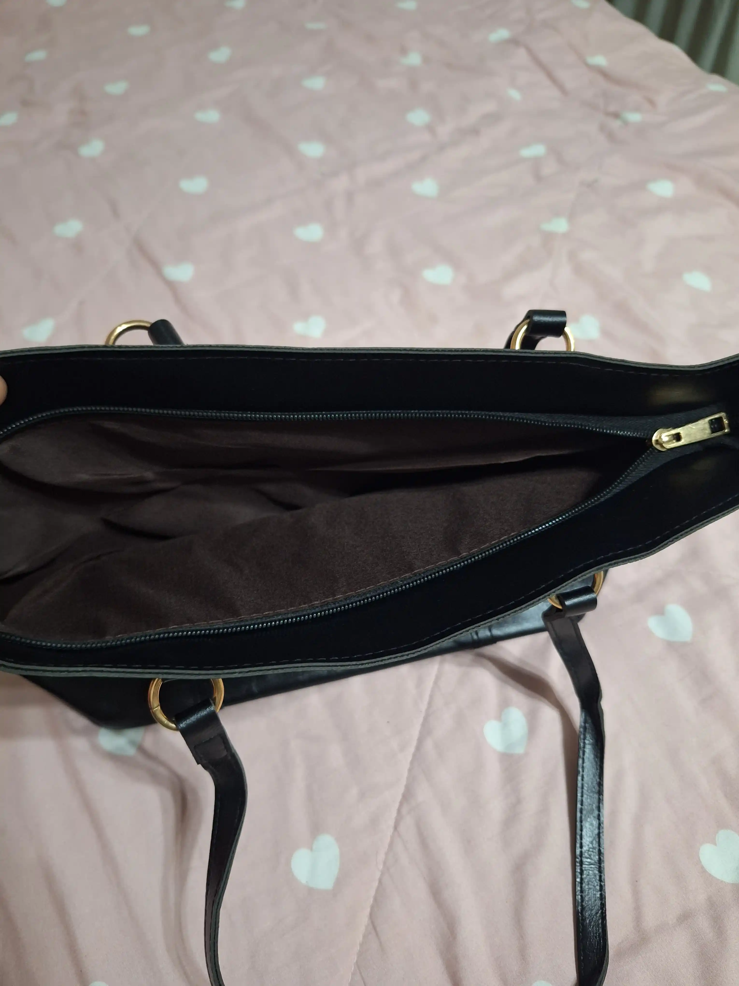 Ayollar uchun ZARMINA Classic tote sumkasi, eko-charm, qora, keng