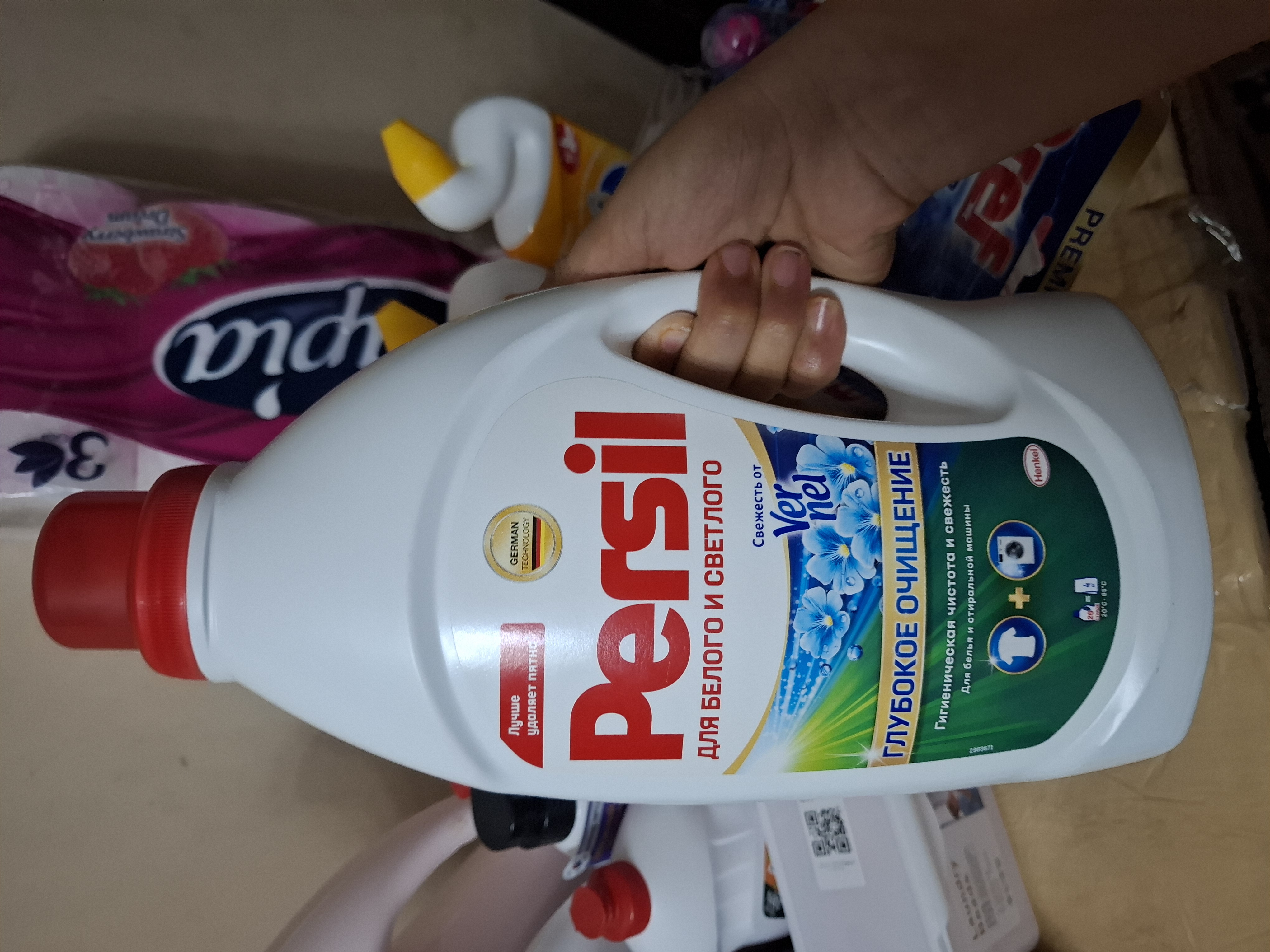 Vernel tomonidan ishlab chiqarilgan oq va och rangli matolar uchun Persil Freshness kir yuvish geli, 1.69 l, 26 marta yuvish