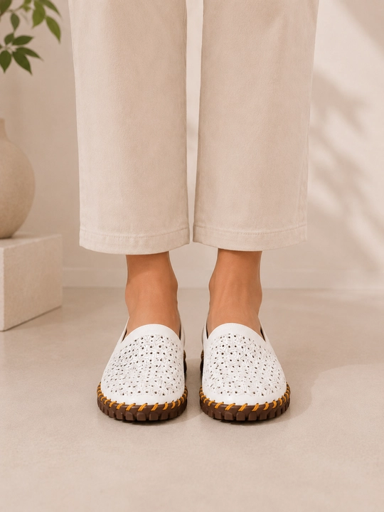 Ayollar uchun yozgi tabiiy charm perforatsiyali loaferlar yumshoq taglikli