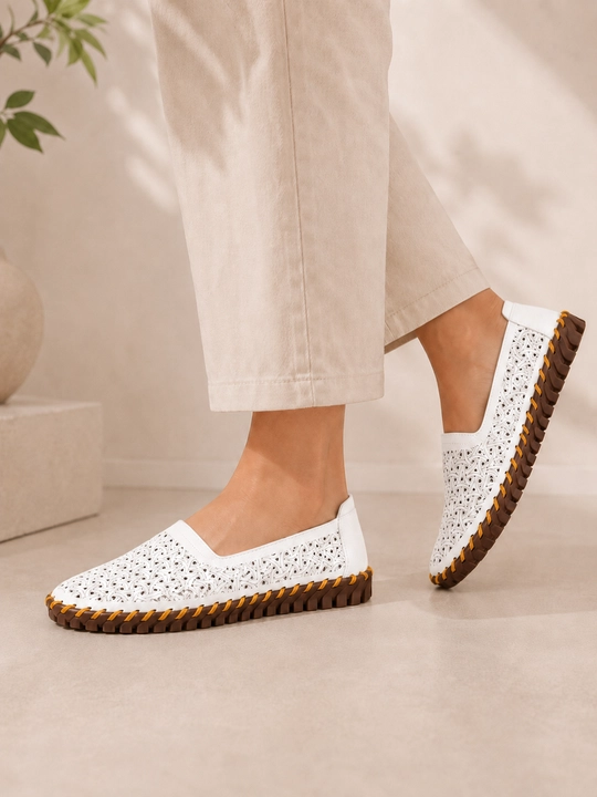 Ayollar uchun yozgi tabiiy charm perforatsiyali loaferlar yumshoq taglikli - 