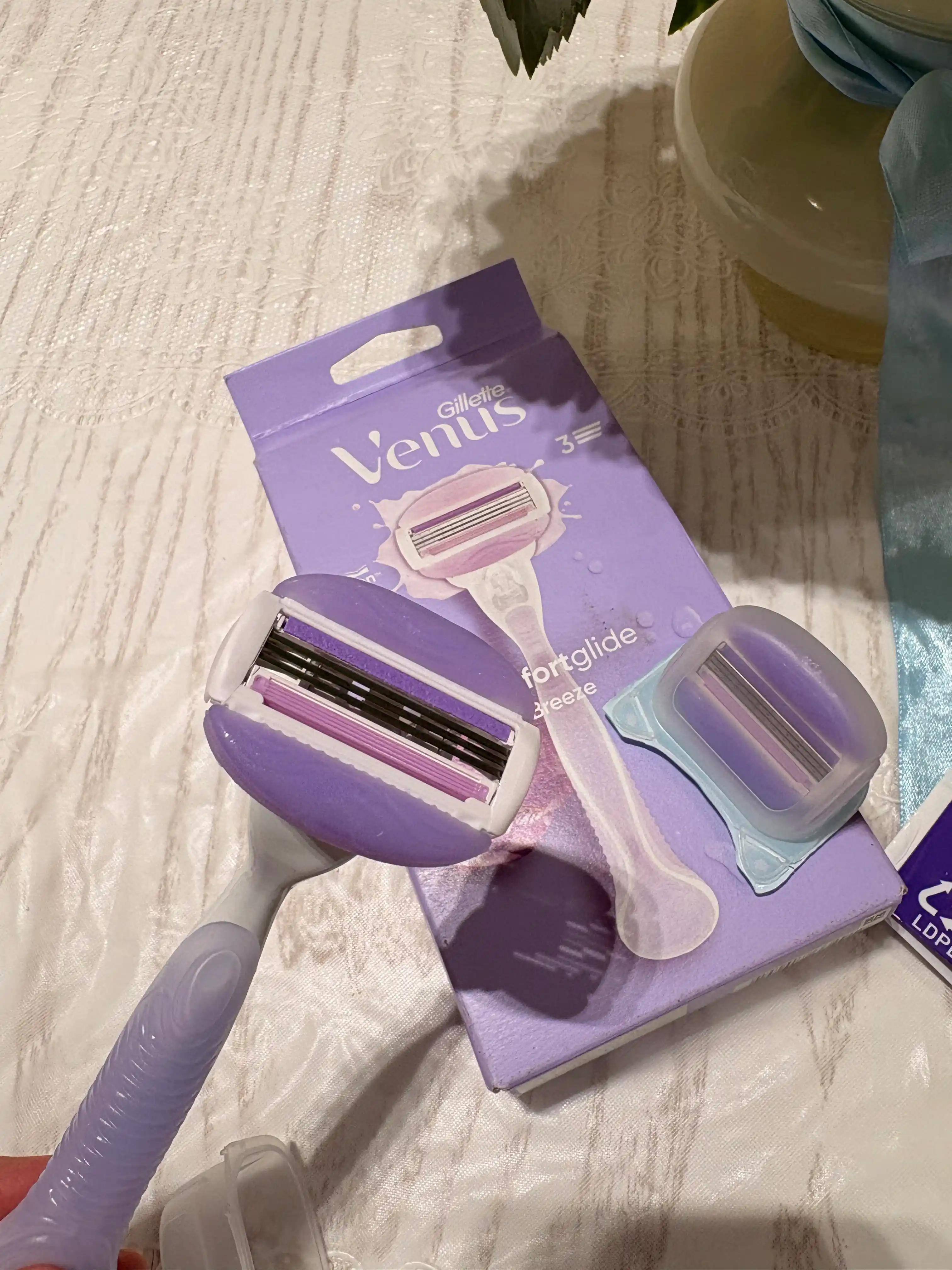 Женская бритва Venus Comfort Glide Breeze с 2сменными кассетами
