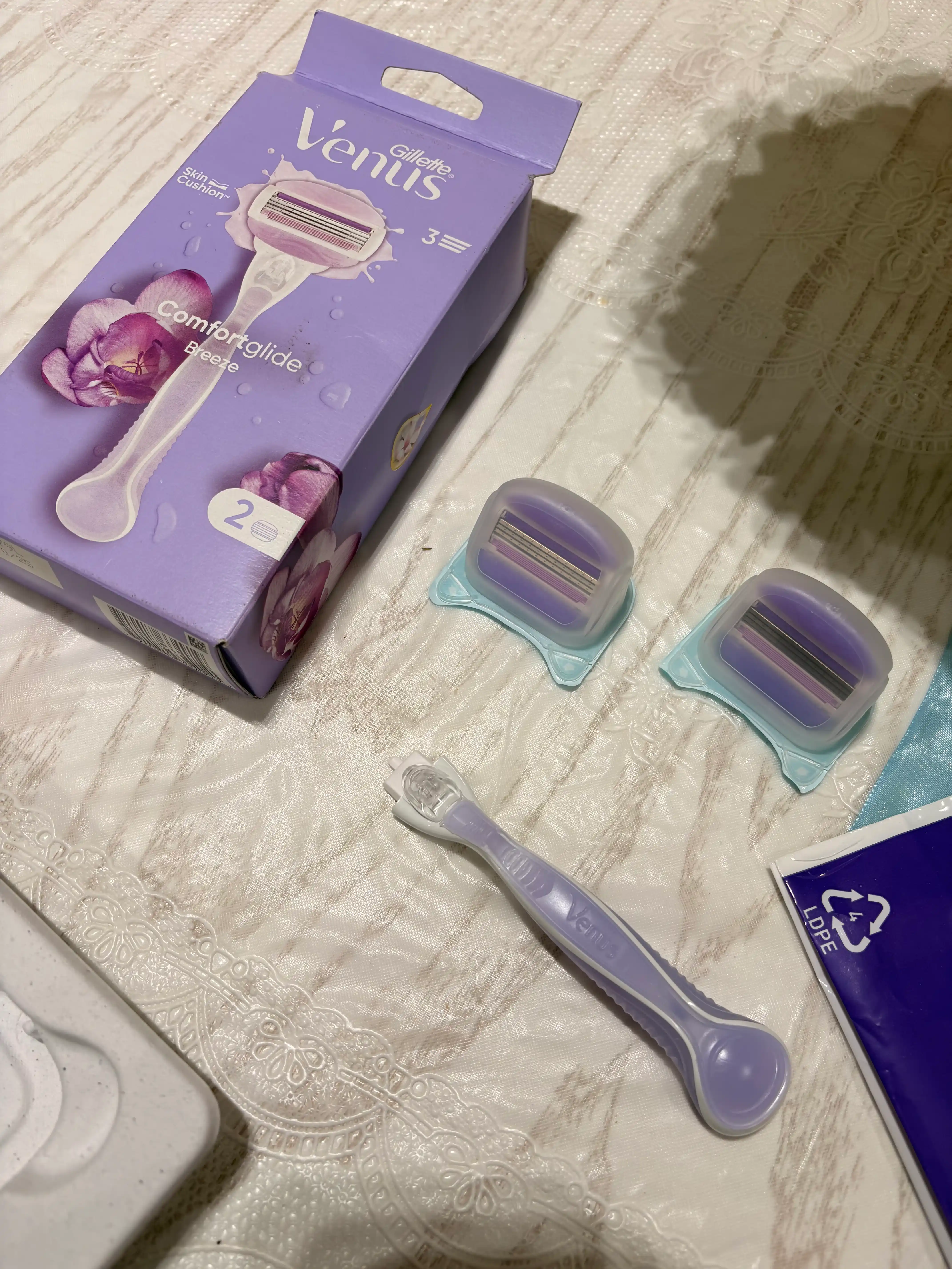 Женская бритва Venus Comfort Glide Breeze с 2сменными кассетами