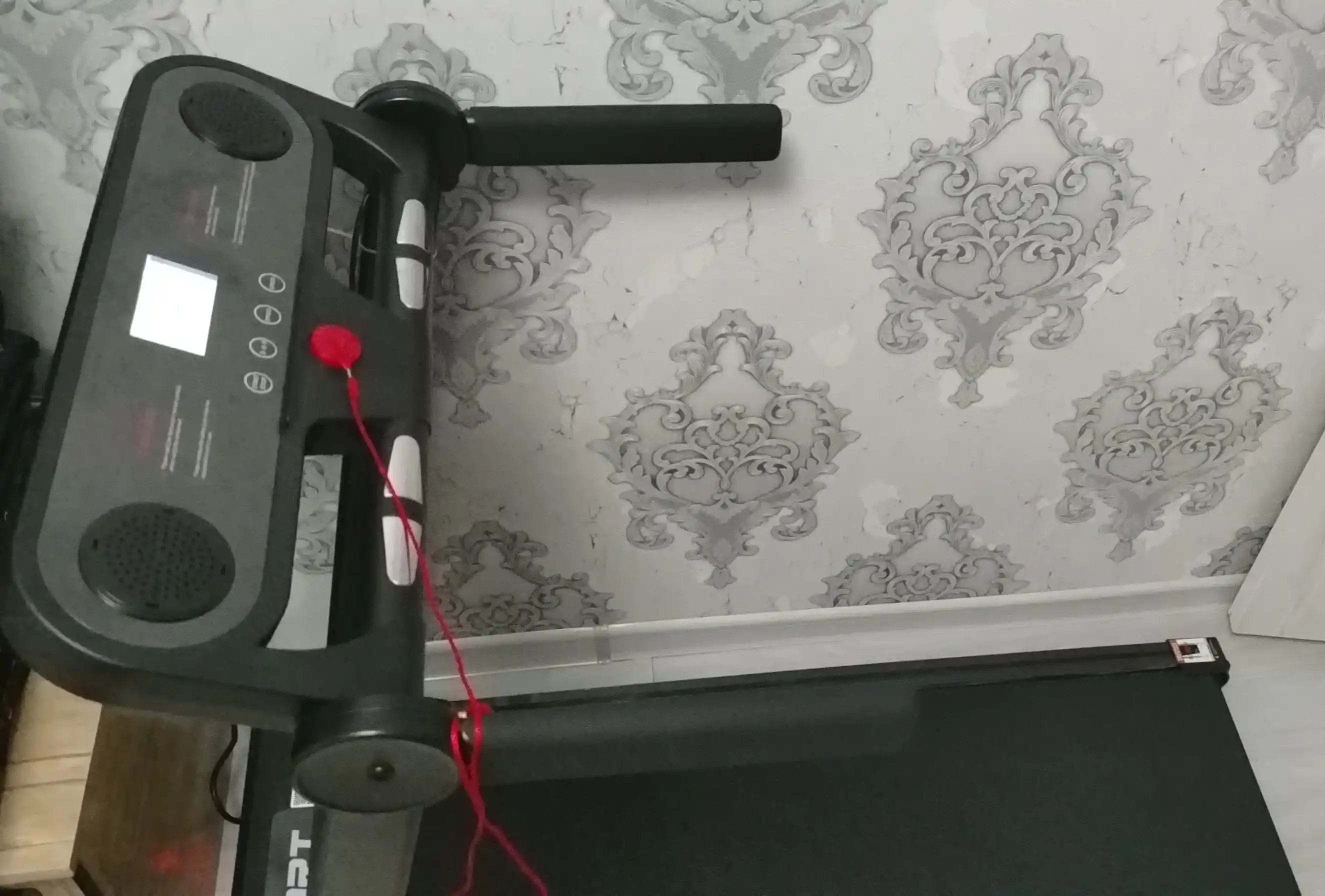 Elektr yig‘iladigan yugurish yo‘lagi, displey va Bluetooth bilan, uy uchun kardiotrenajyor