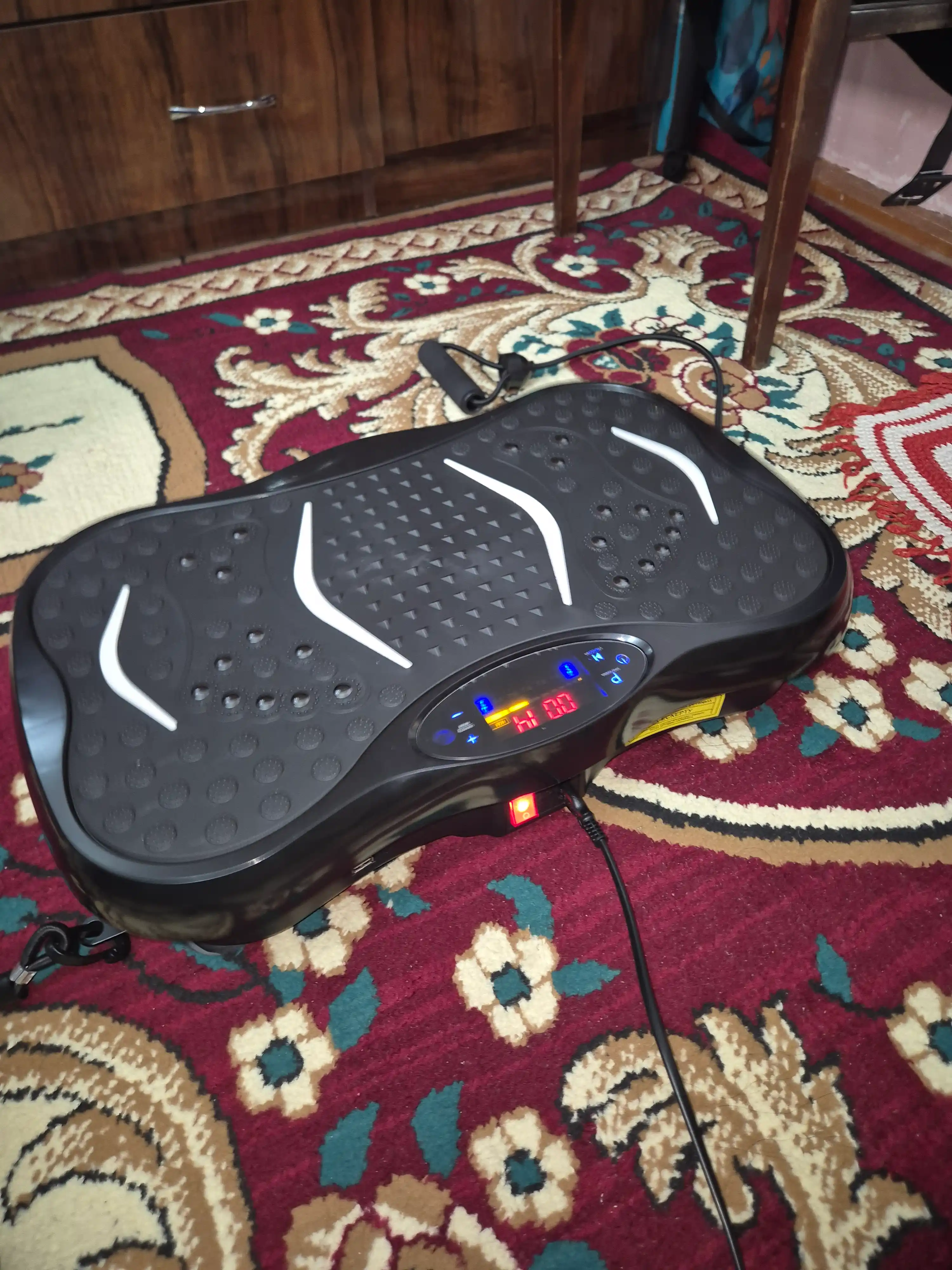 Vibratsion fitnes platforma — massaj funksiyasi  KECHITE tish rezinalari bilan