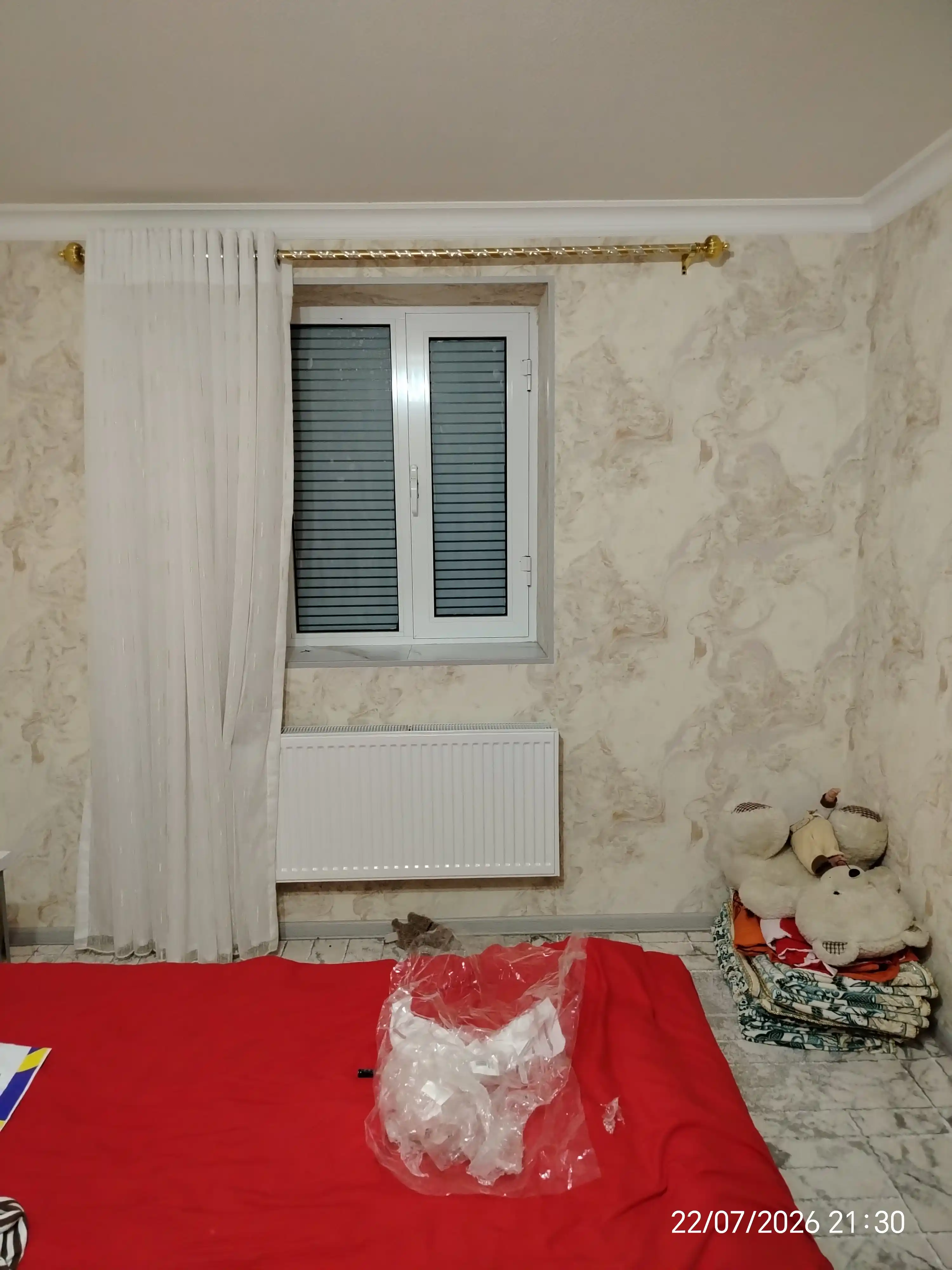 Oyna uchun tus beruvchi, yopishtiruvchi, xira dekorativ o‘zi yopishadigan plyonka