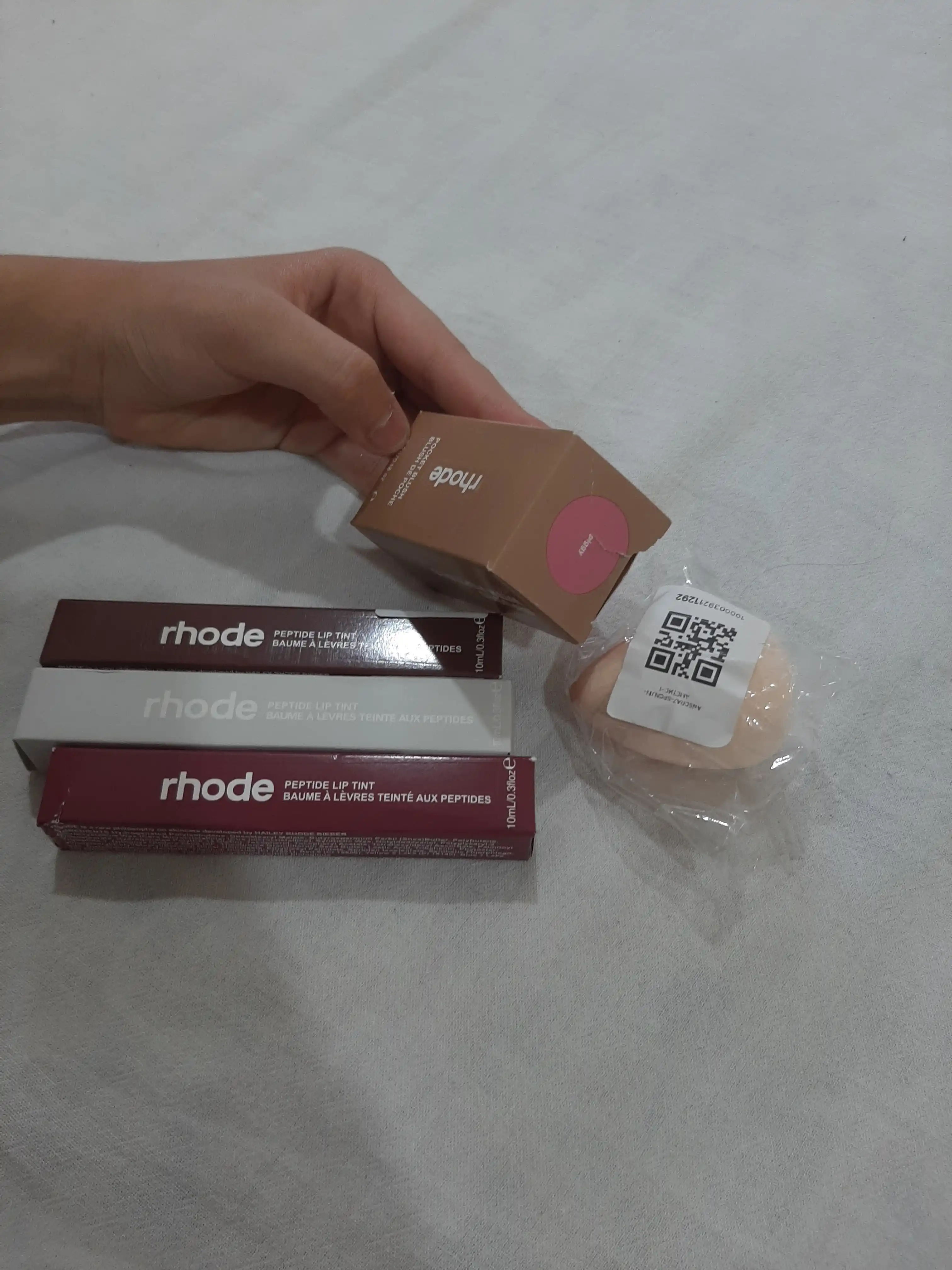 Rhode lablar uchun peptidli blyesk-balsam, namlaydi silliqlik beradi va tabiiy rang beradi