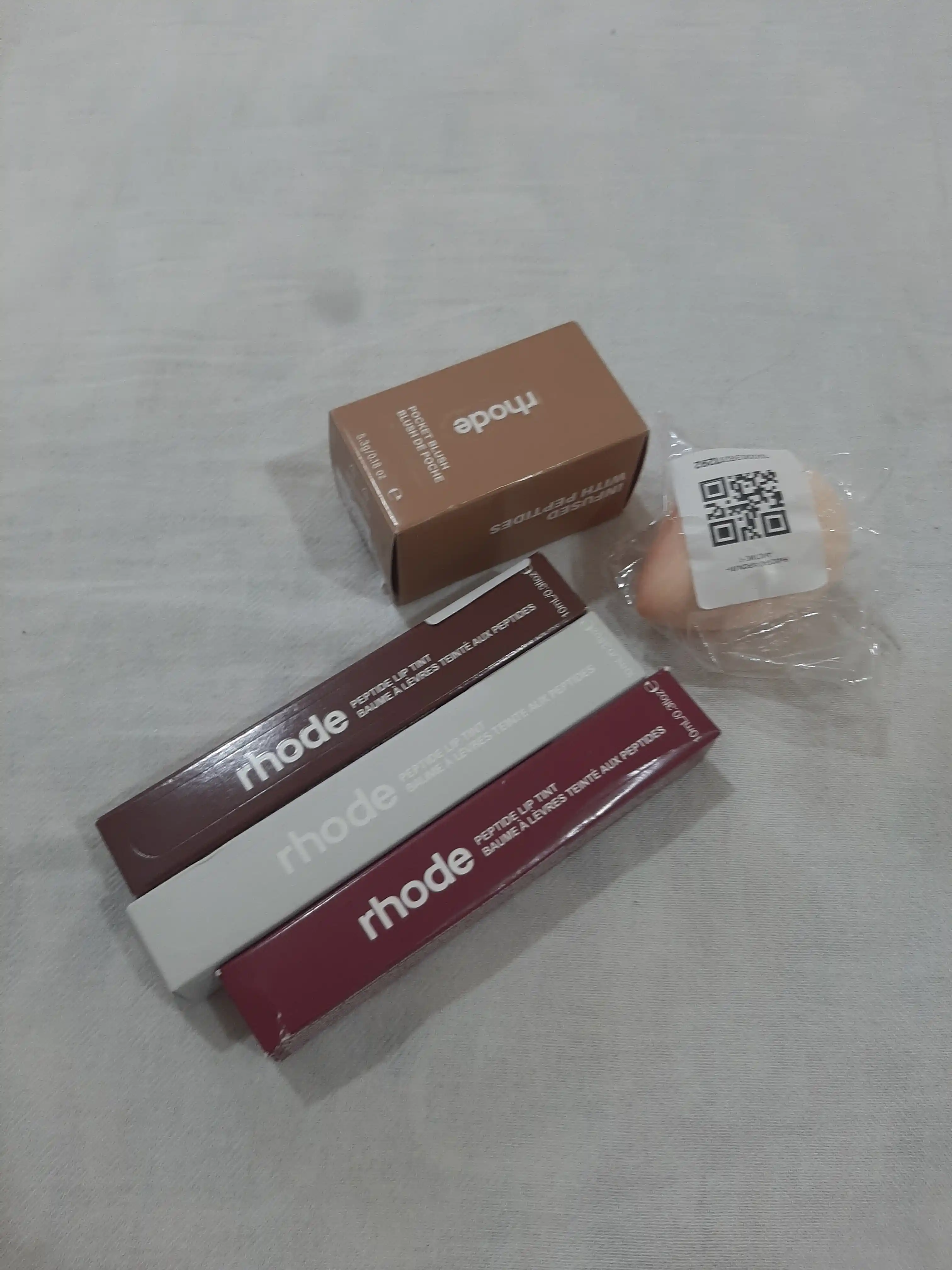 Rhode lablar uchun peptidli blyesk-balsam, namlaydi silliqlik beradi va tabiiy rang beradi