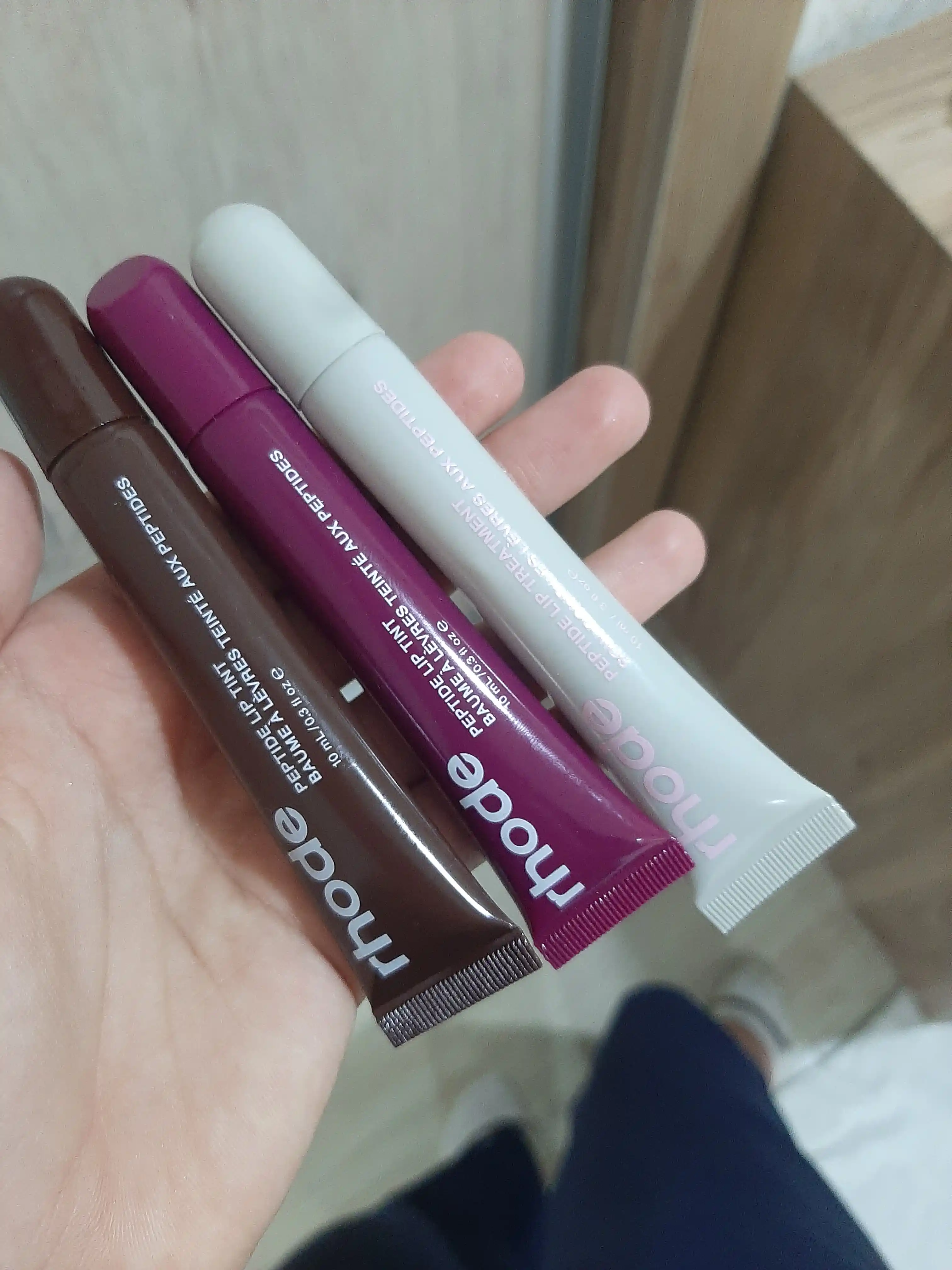 Rhode lablar uchun peptidli blyesk-balsam, namlaydi silliqlik beradi va tabiiy rang beradi