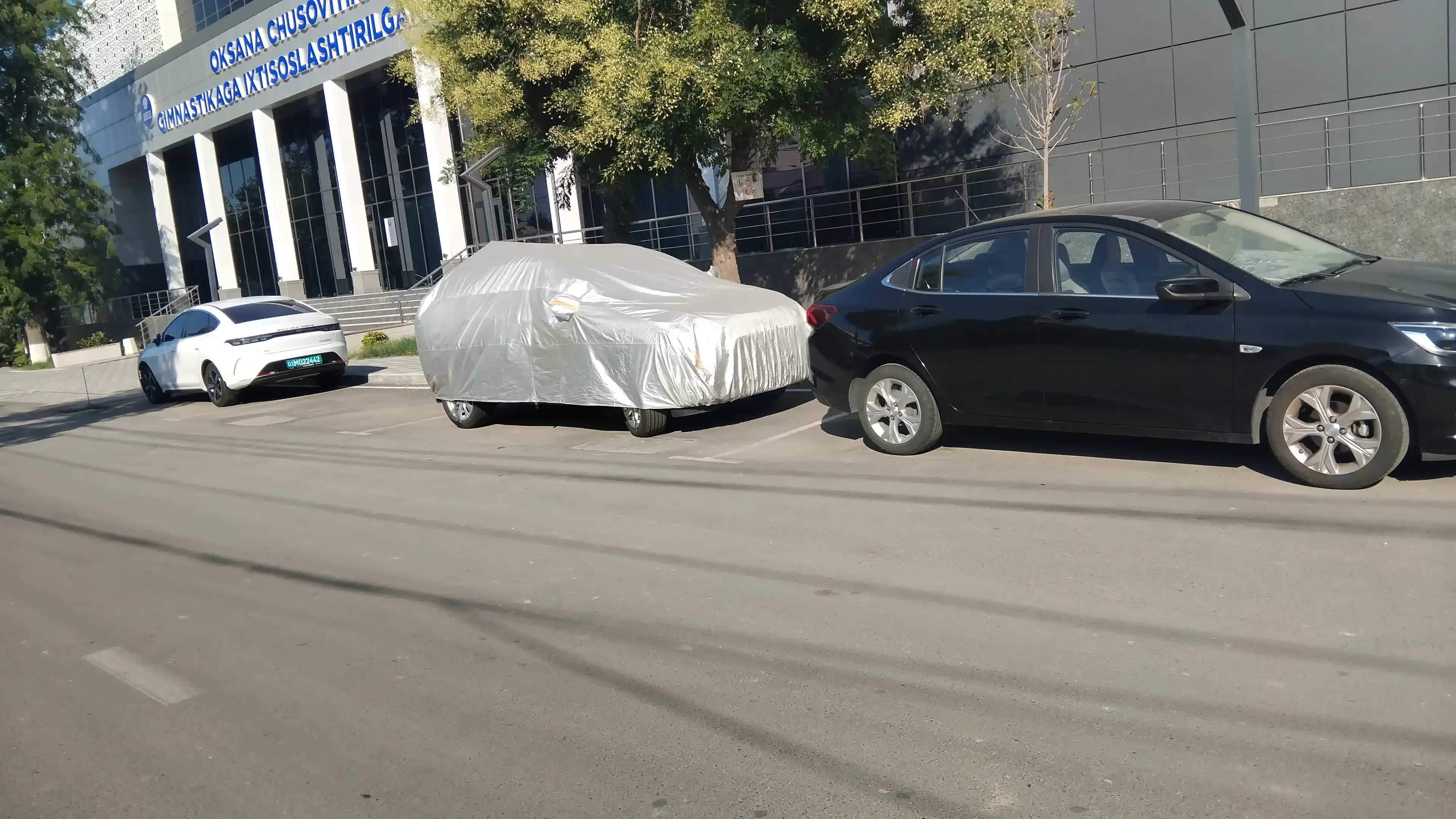 Avtomobil old oynasi uchun quyoshdan himoyalovchi g‘ilof