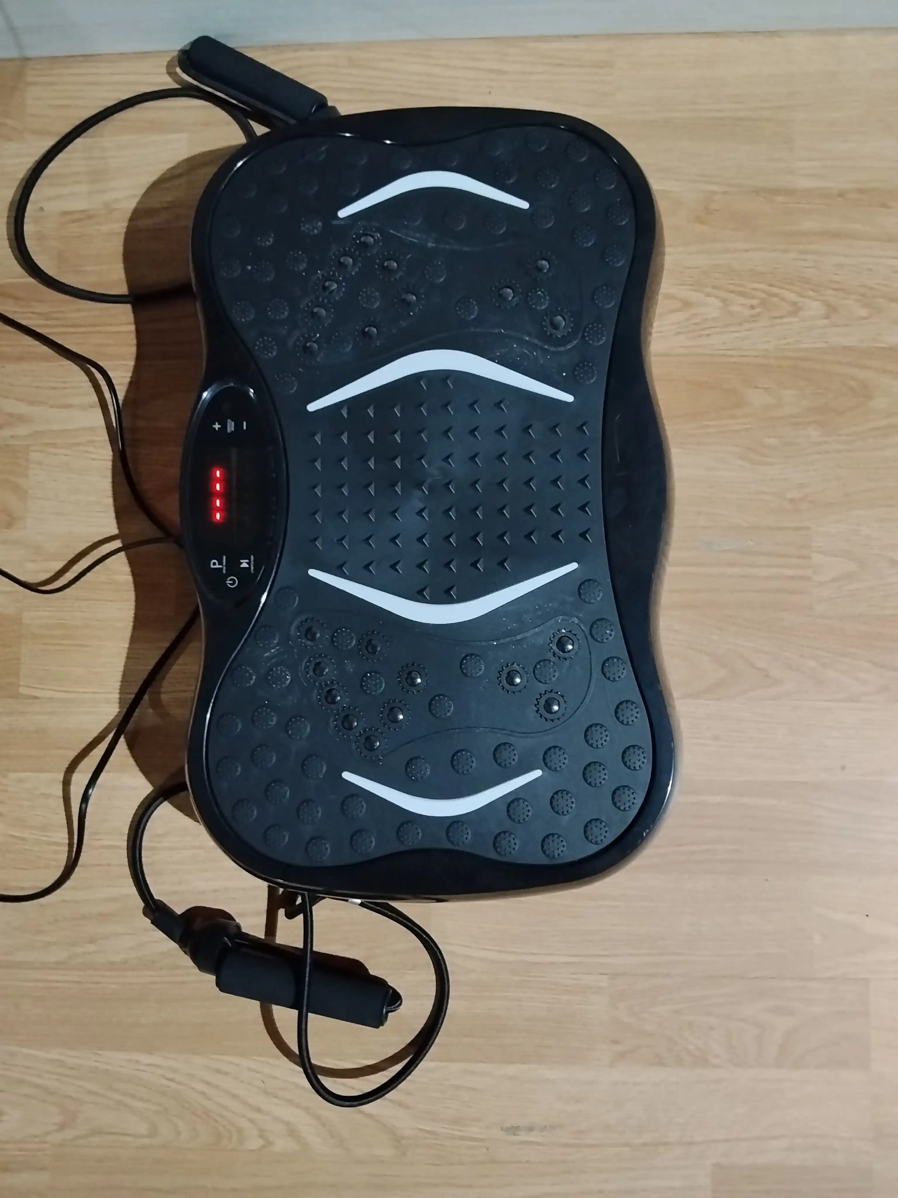 Vibratsion fitnes platforma — massaj funksiyasi  KECHITE tish rezinalari bilan