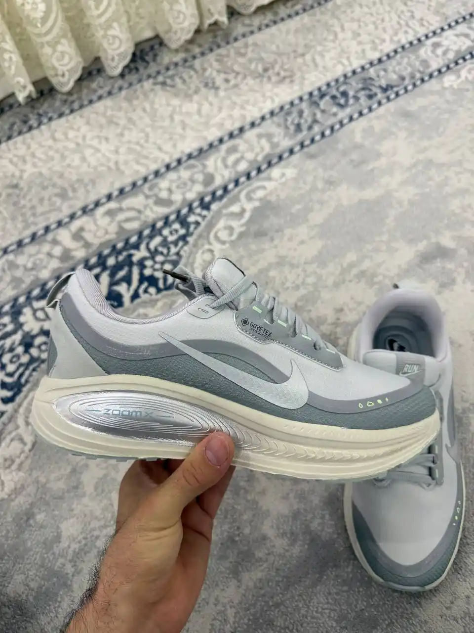 Nike Air, Max, ZoomX krossovkalari, 1 o‘lcham kattaroq olish tavsiya etiladi