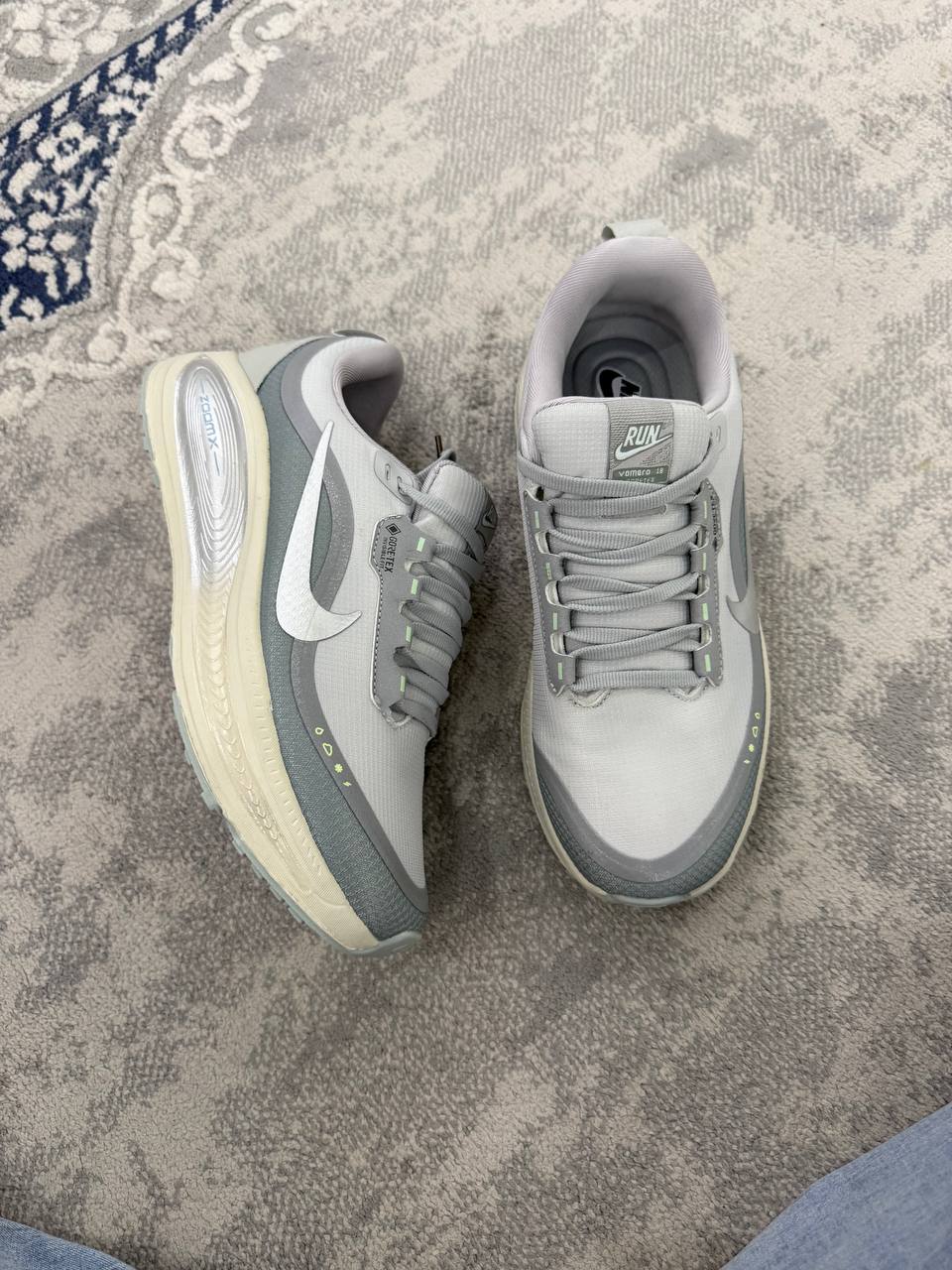 Nike Air, Max, ZoomX krossovkalari, 1 o‘lcham kattaroq olish tavsiya etiladi