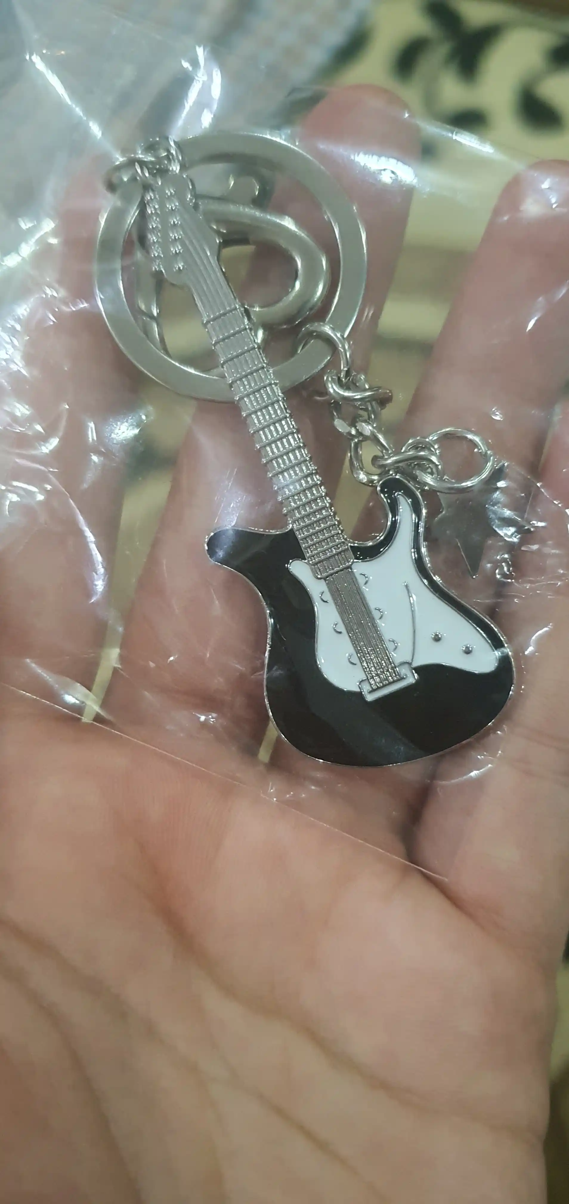 Gitara shaklidagi metall breloklar – musiqasevarlar uchun sovg‘a aksessuar