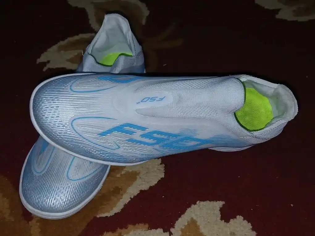 Erkaklar uchun futbol butsilari F50, chim va maydon uchun oyoq kiyim