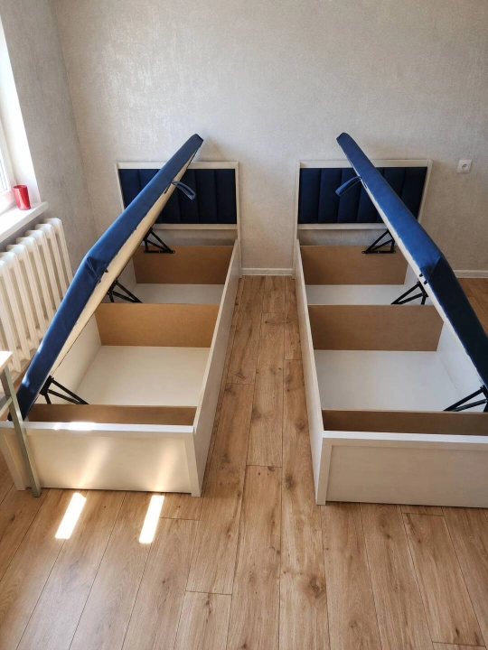 Bir kishilik karavot, matras va sig‘imli saqlash qutisi bilan, 200×90 sm