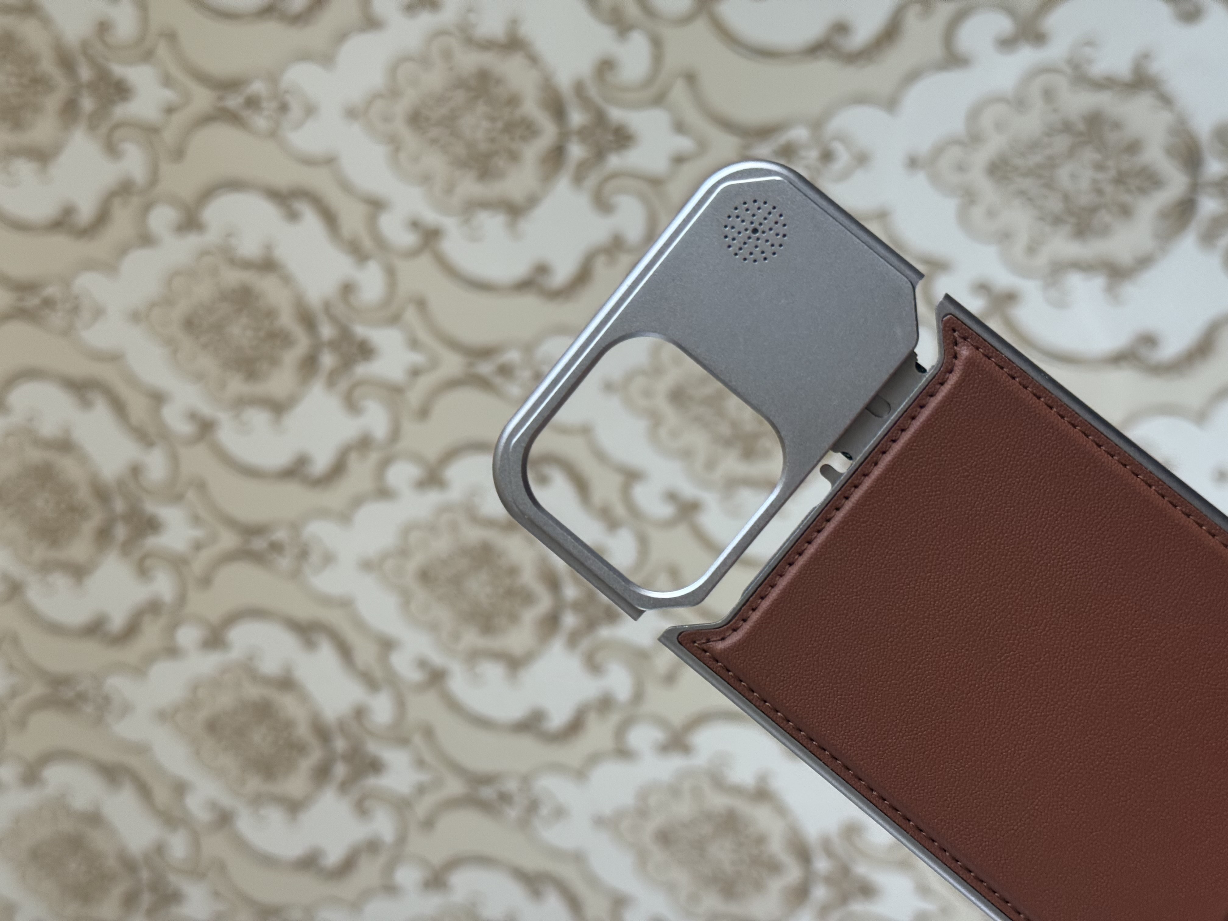 IPhone 14, 15, 16 Pro / Max, MagSafe uchun xushbo'y hidli charm metall g'ilof