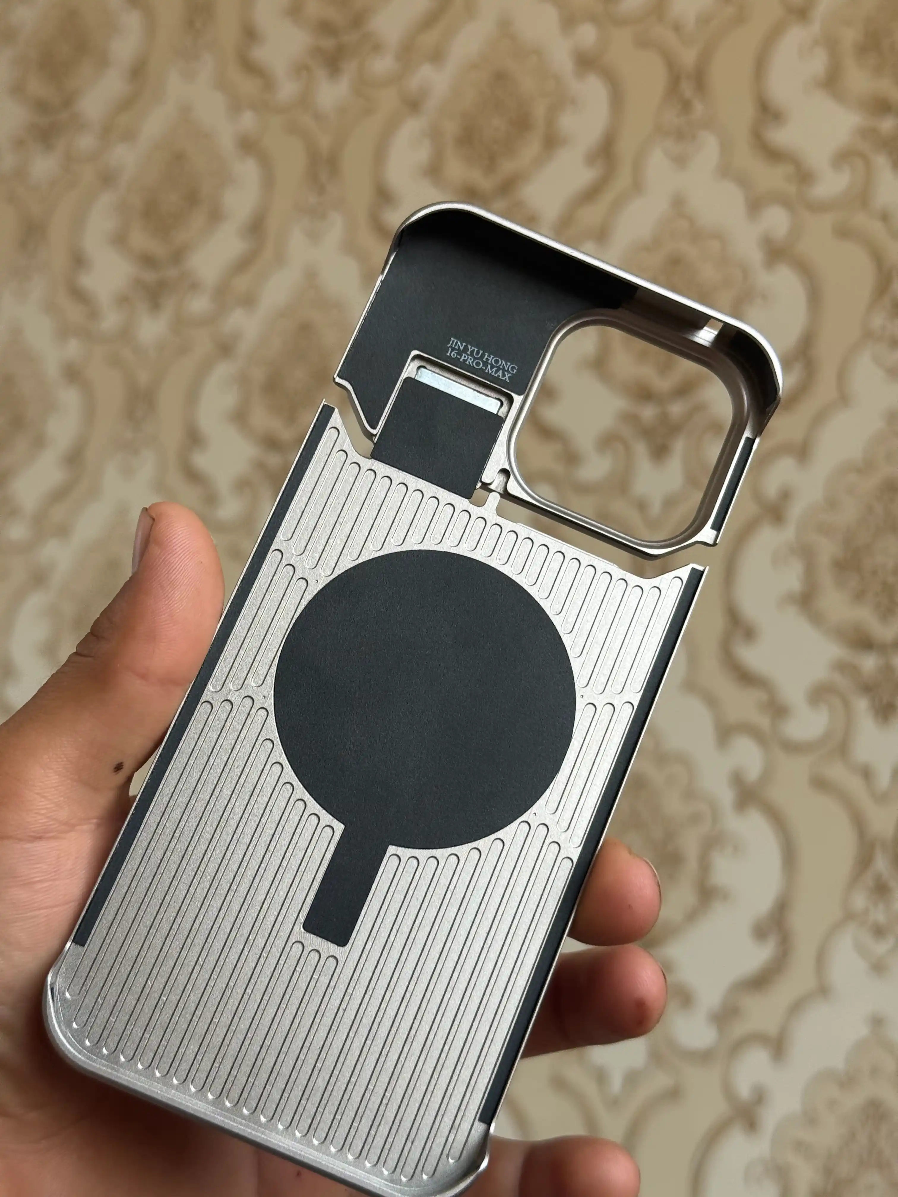 IPhone 14, 15, 16 Pro / Max, MagSafe uchun xushbo'y hidli charm metall g'ilof