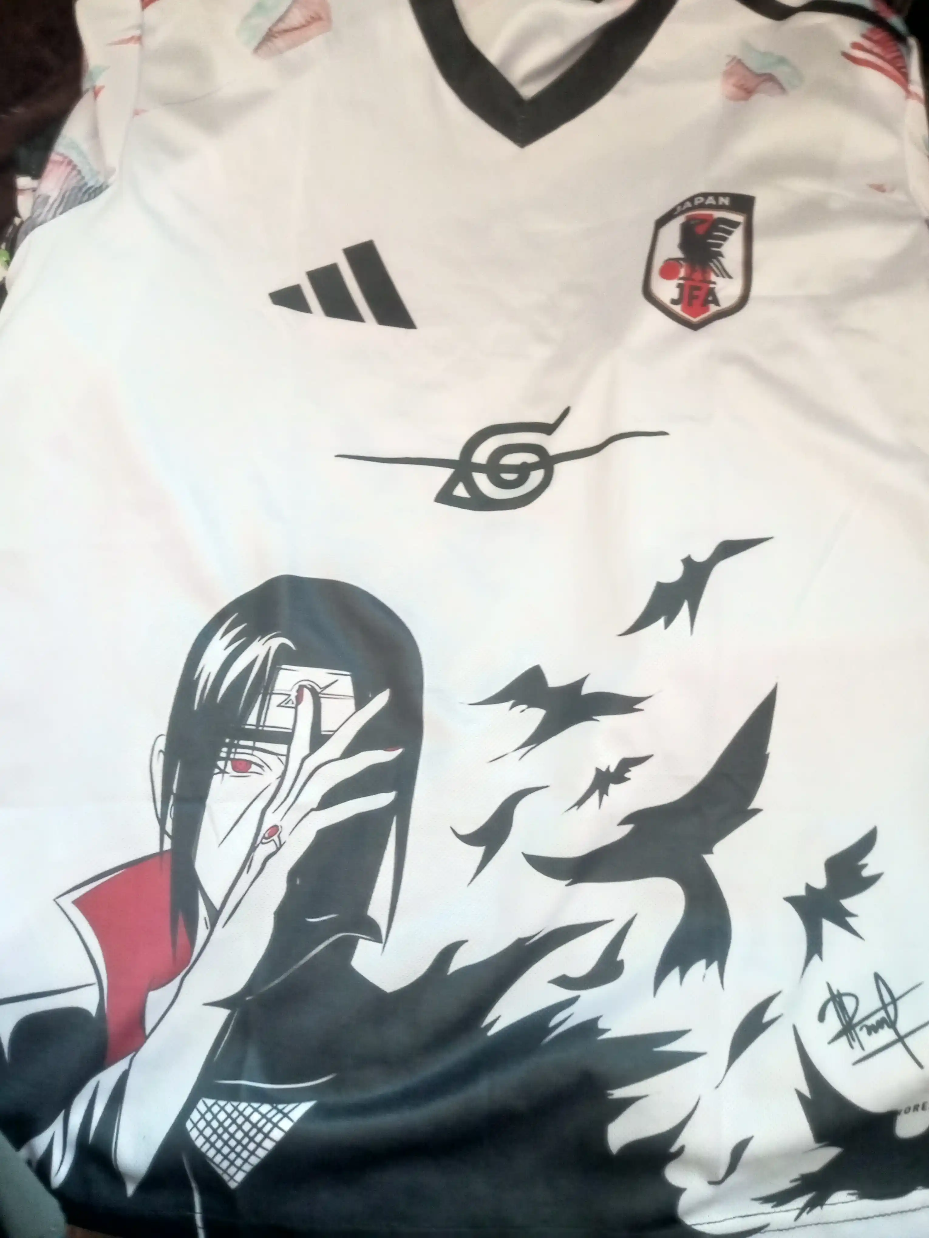 Yapon uslubidagi Itachi Uchiha anime dizaynli futbolka