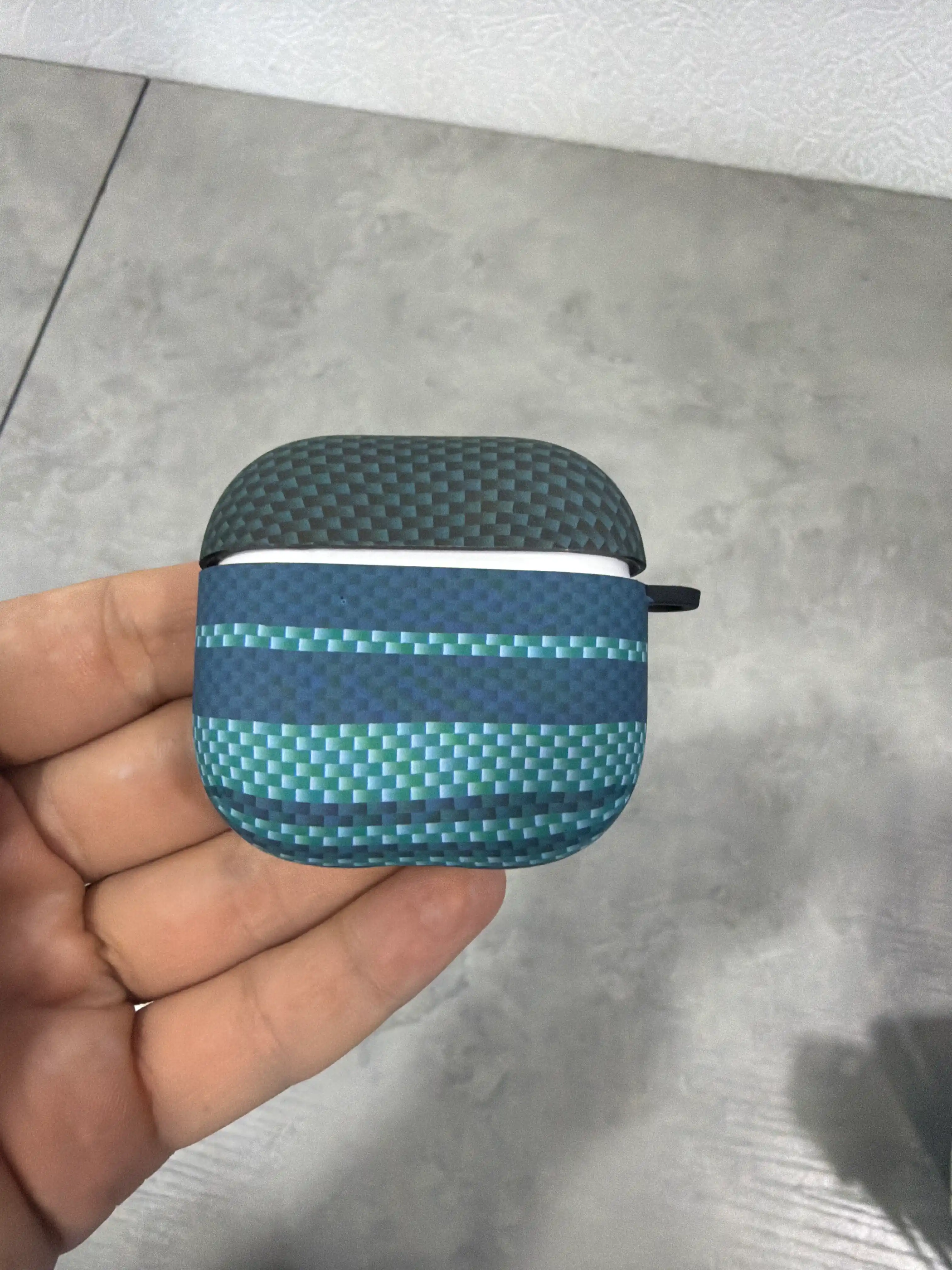 Карбоновые и кожаные чехлы для AirPods — премиальная защита и стиль