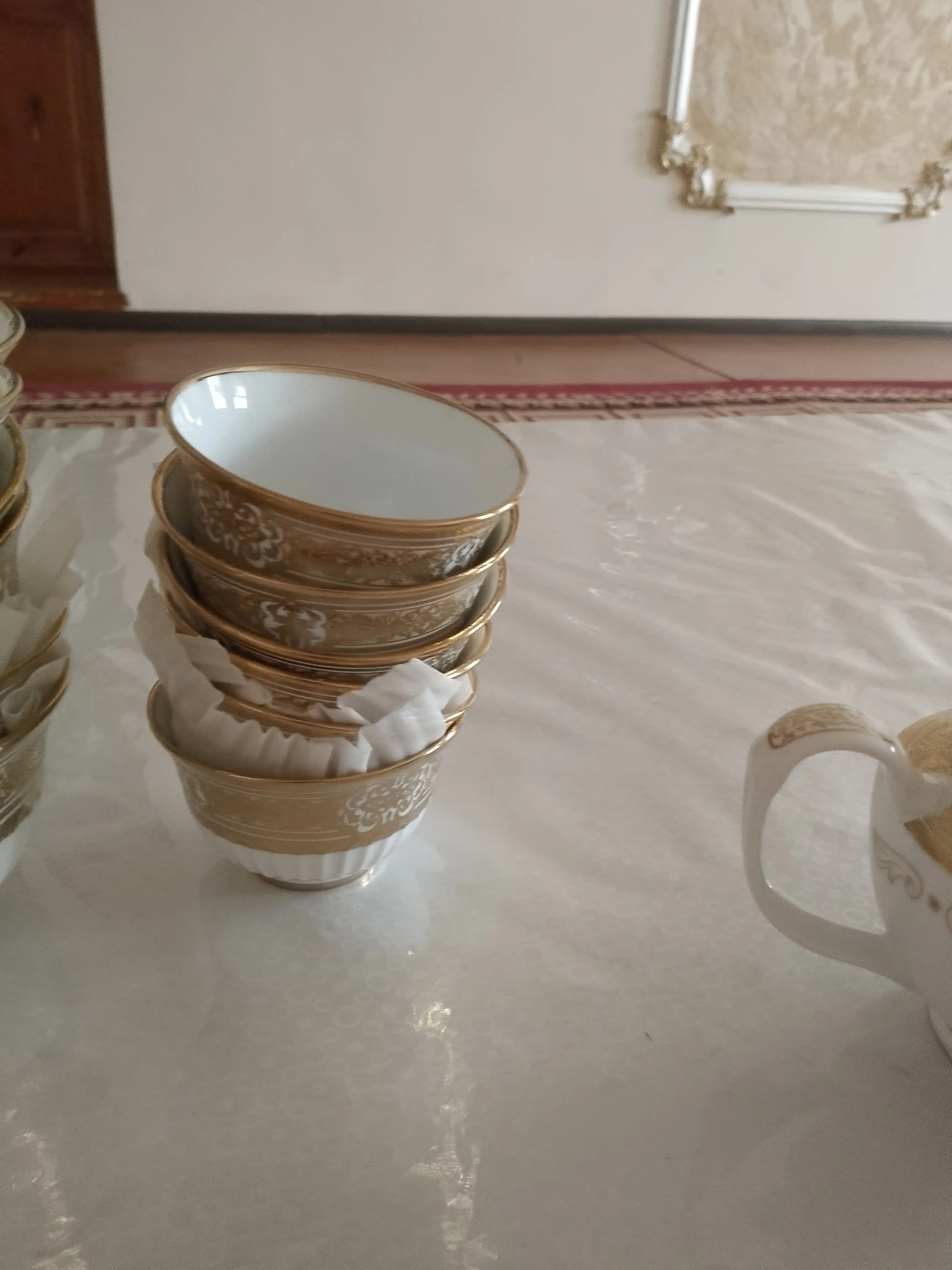 Сервиз столовый, 62 предмета на 12 персон, фарфор с золотым узором и титановым покрытием