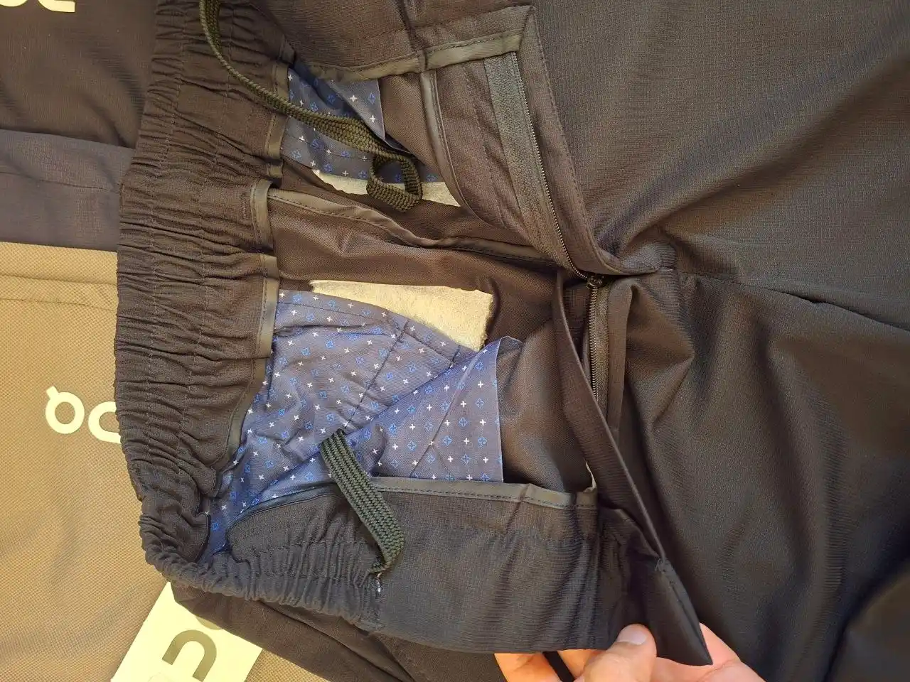 Yozgi mavsum uchun sovuq materialdan erkaklar moda shimlari