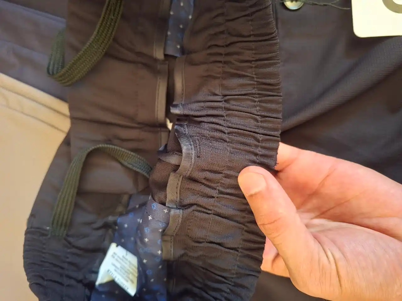 Yozgi mavsum uchun sovuq materialdan erkaklar moda shimlari