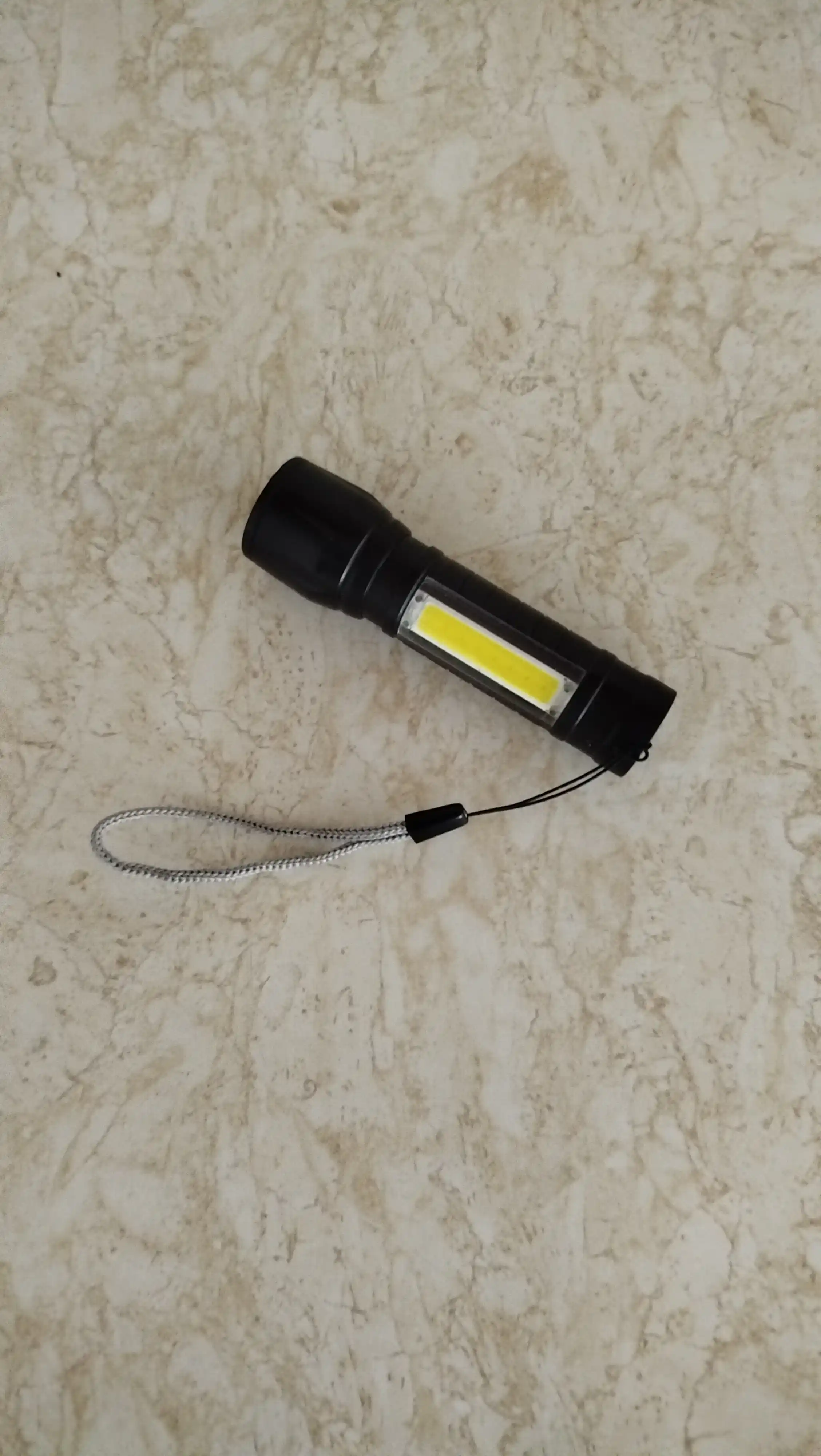 Akkumulyatorli qo‘l yorug‘lik diodli LED chiroq, USB-quvvatlagichning 3 xil yorug‘lik rejimi, g‘ilof shnuri