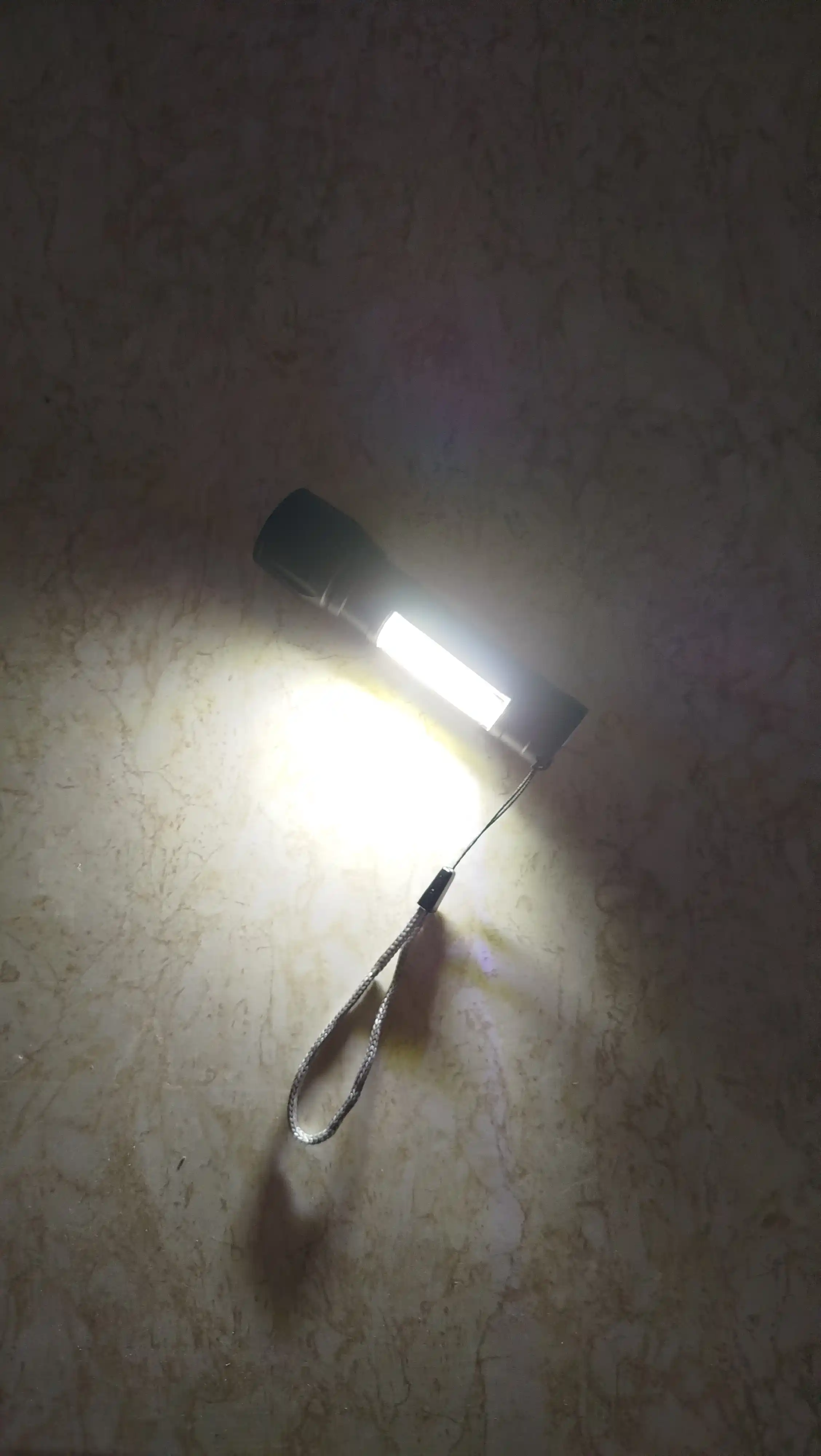 Akkumulyatorli qo‘l yorug‘lik diodli LED chiroq, USB-quvvatlagichning 3 xil yorug‘lik rejimi, g‘ilof shnuri