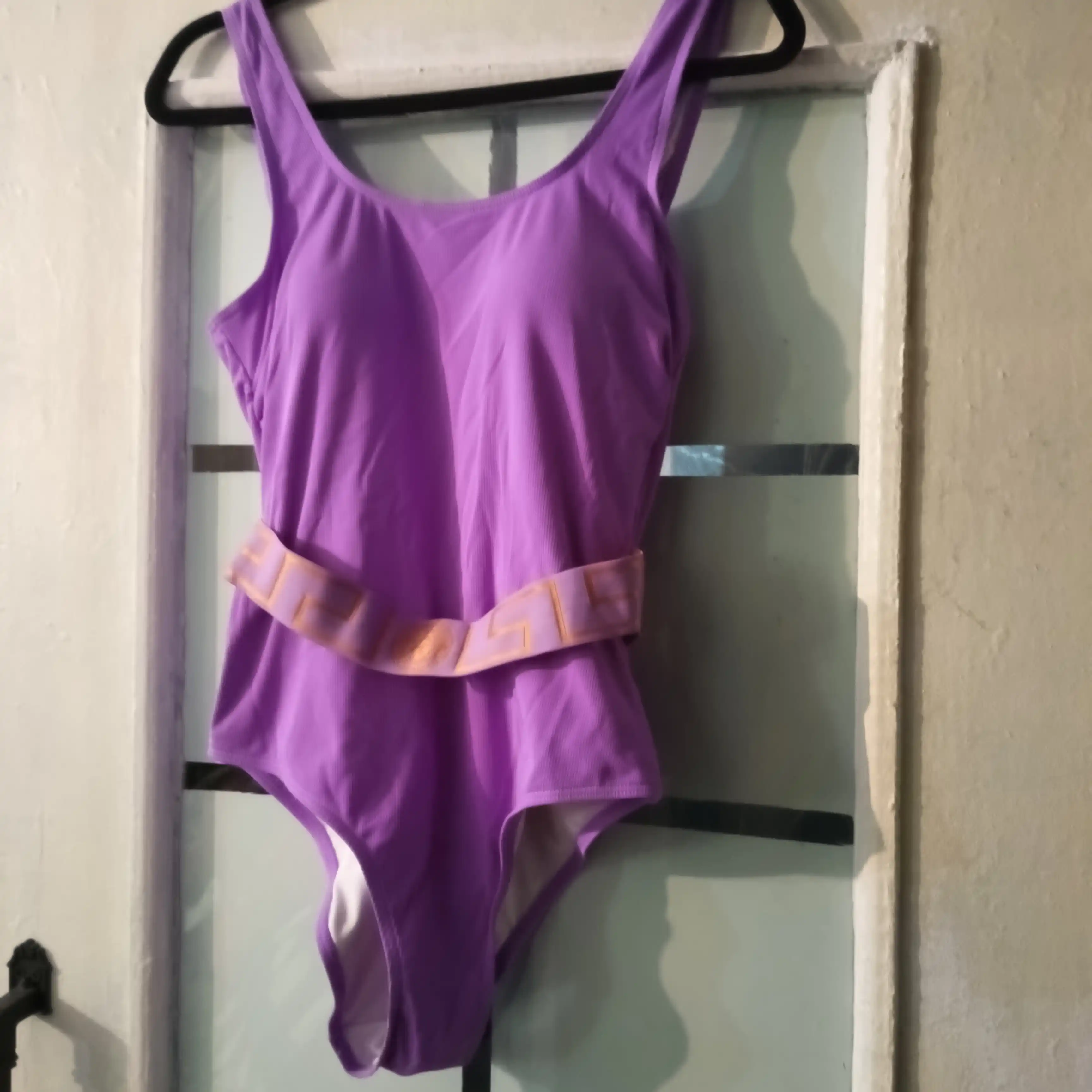 Hovuzda va dengizda suzish uchun ayollar yaxlit cho‘milish kiyimi.42 (XS) dan 48 (L) gacha