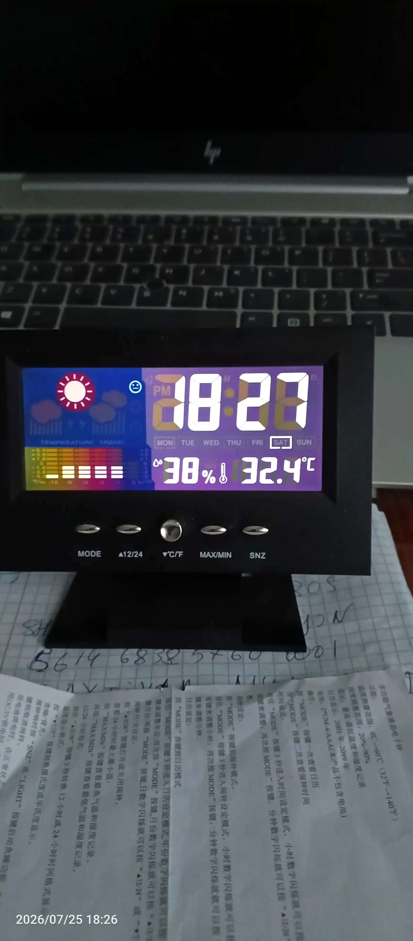 Ko‘p funksiyali budilnik, termometrli elektron stol soati, batareyada ishlaydi