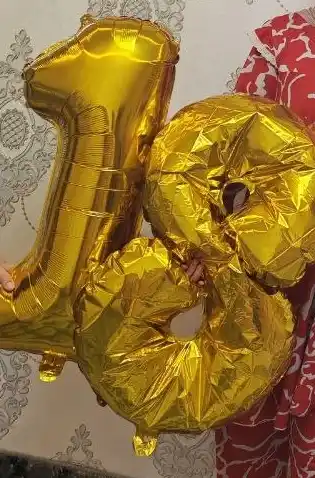 Oltin rangli follga raqamli sharlar