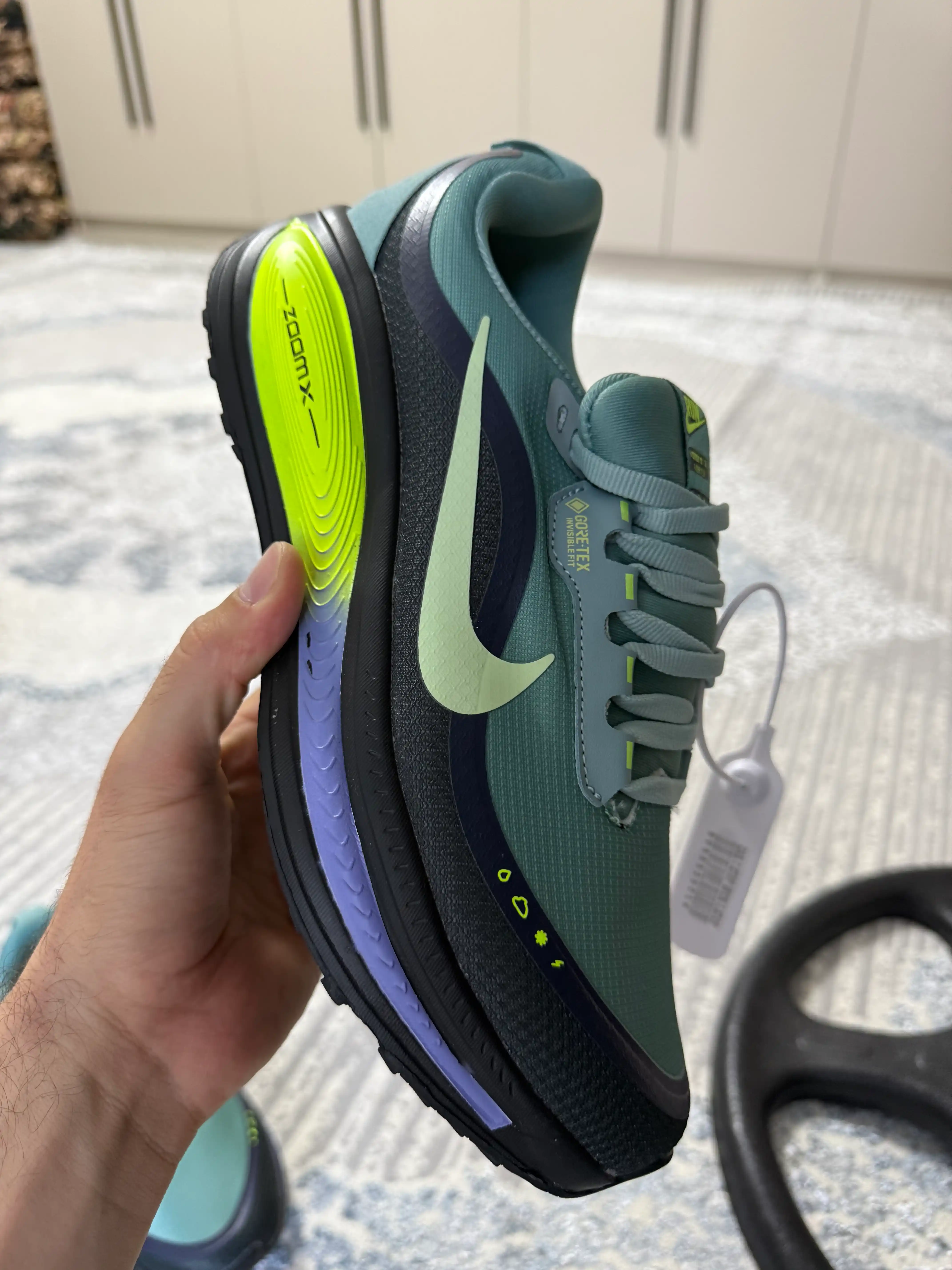 Nike Air, Max, ZoomX krossovkalari, 1 o‘lcham kattaroq olish tavsiya etiladi