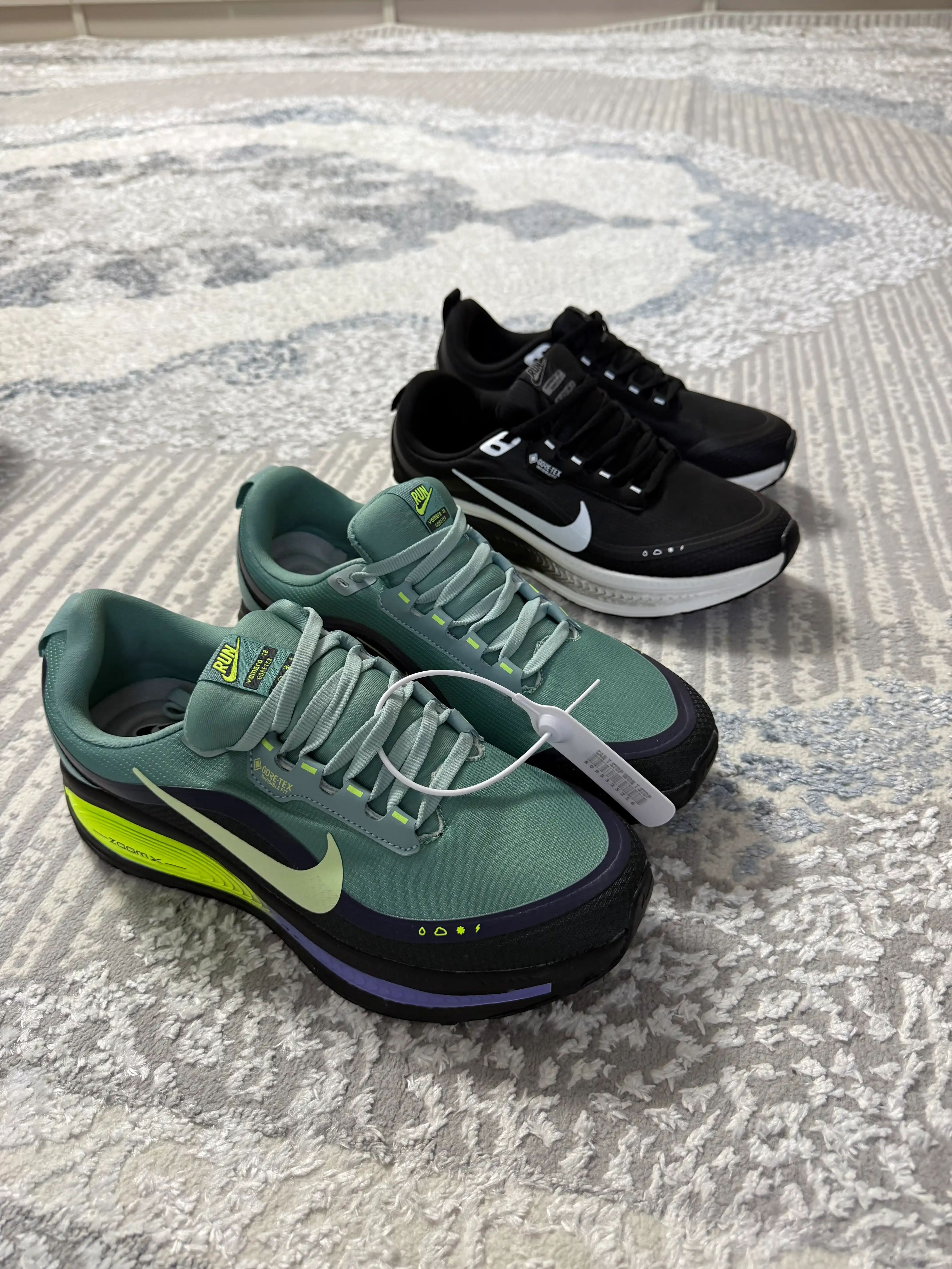 Nike Air, Max, ZoomX krossovkalari, 1 o‘lcham kattaroq olish tavsiya etiladi