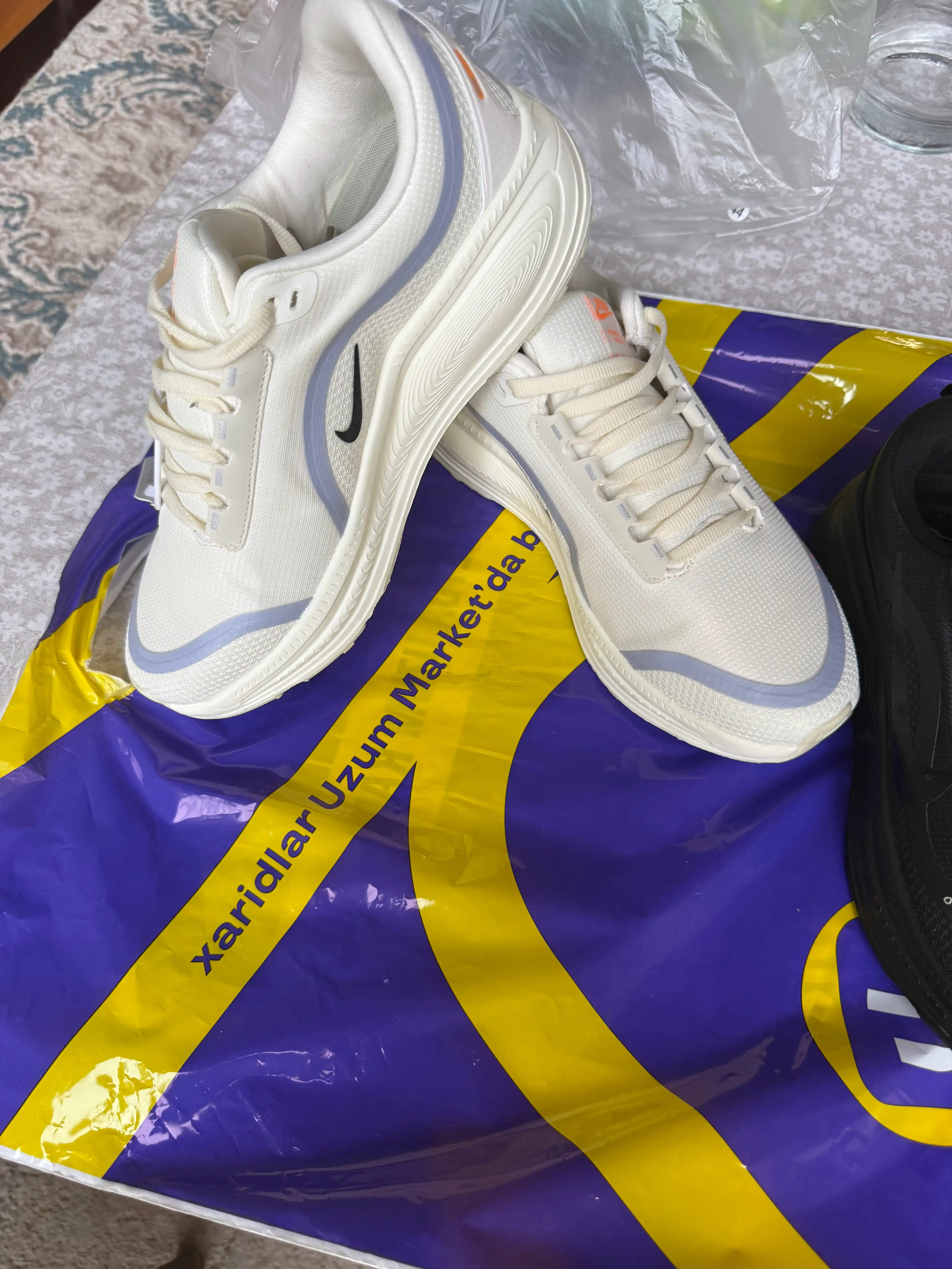 Nike Air, Max, ZoomX krossovkalari, 1 o‘lcham kattaroq olish tavsiya etiladi