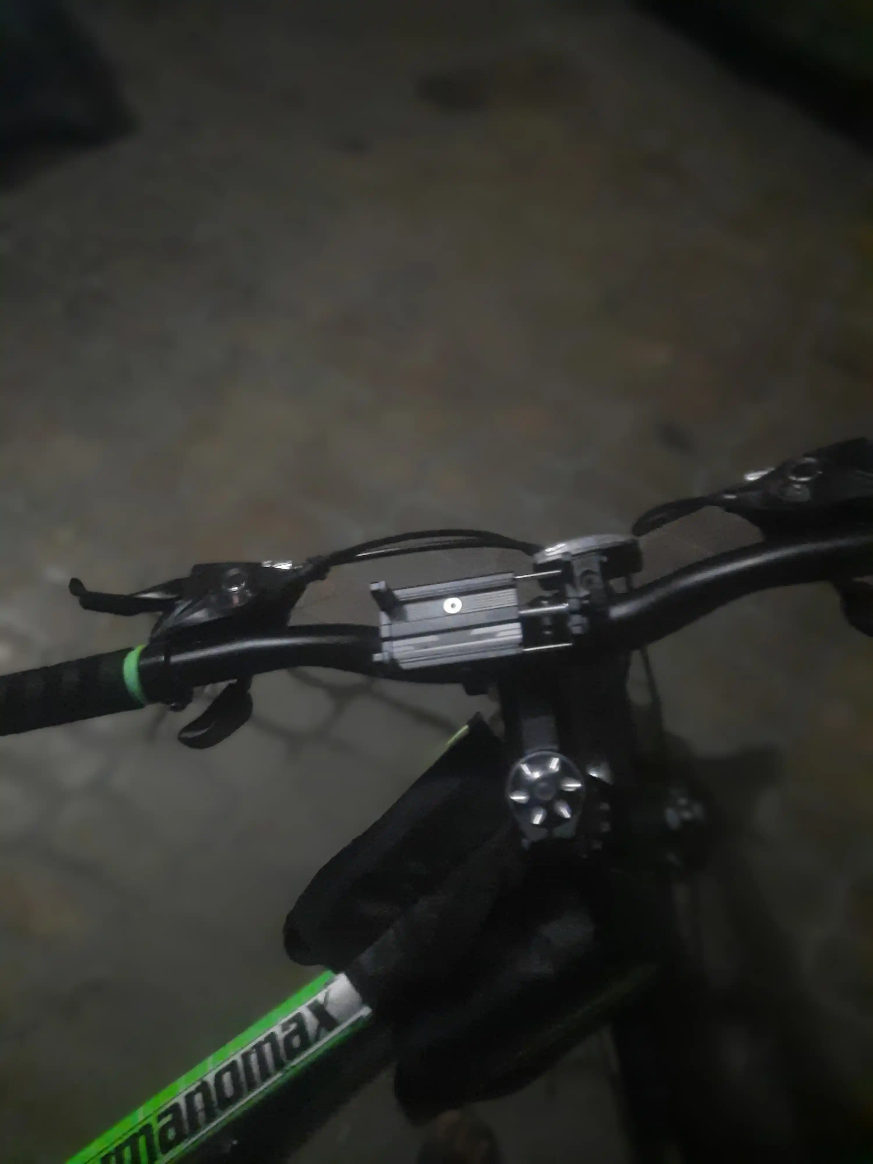 Velosiped va samokat uchun telefon uchun ushlagich, universal va ishonchli