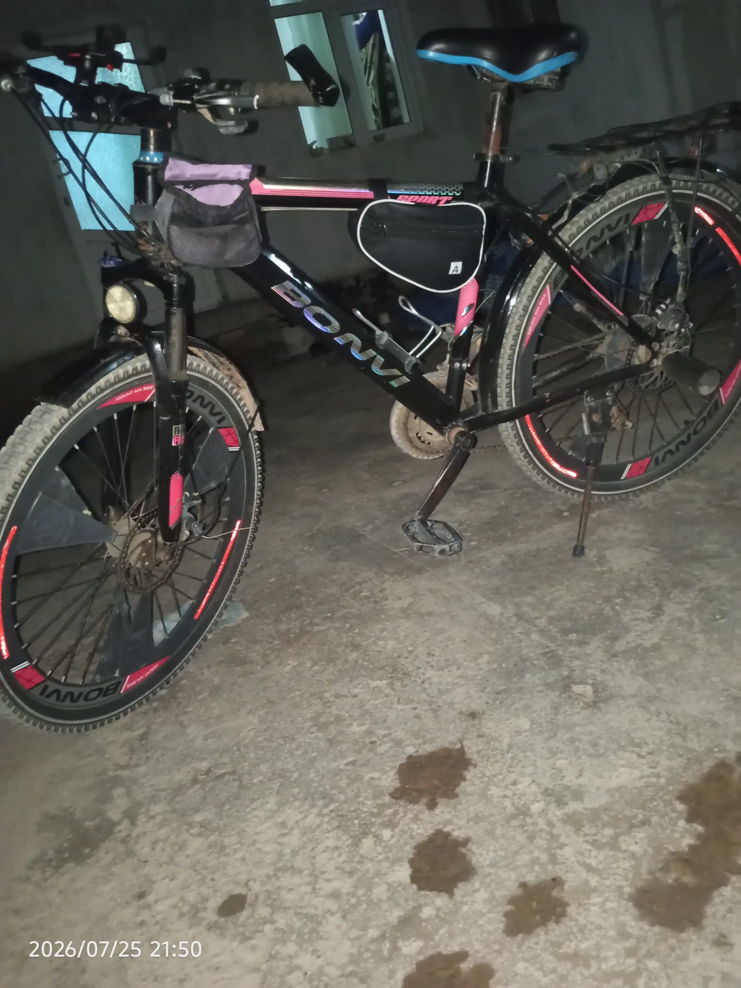 Velosipedlar, samokatlar, skuterlar va avtomobillarga nur qaytaruvchi nakleykalar