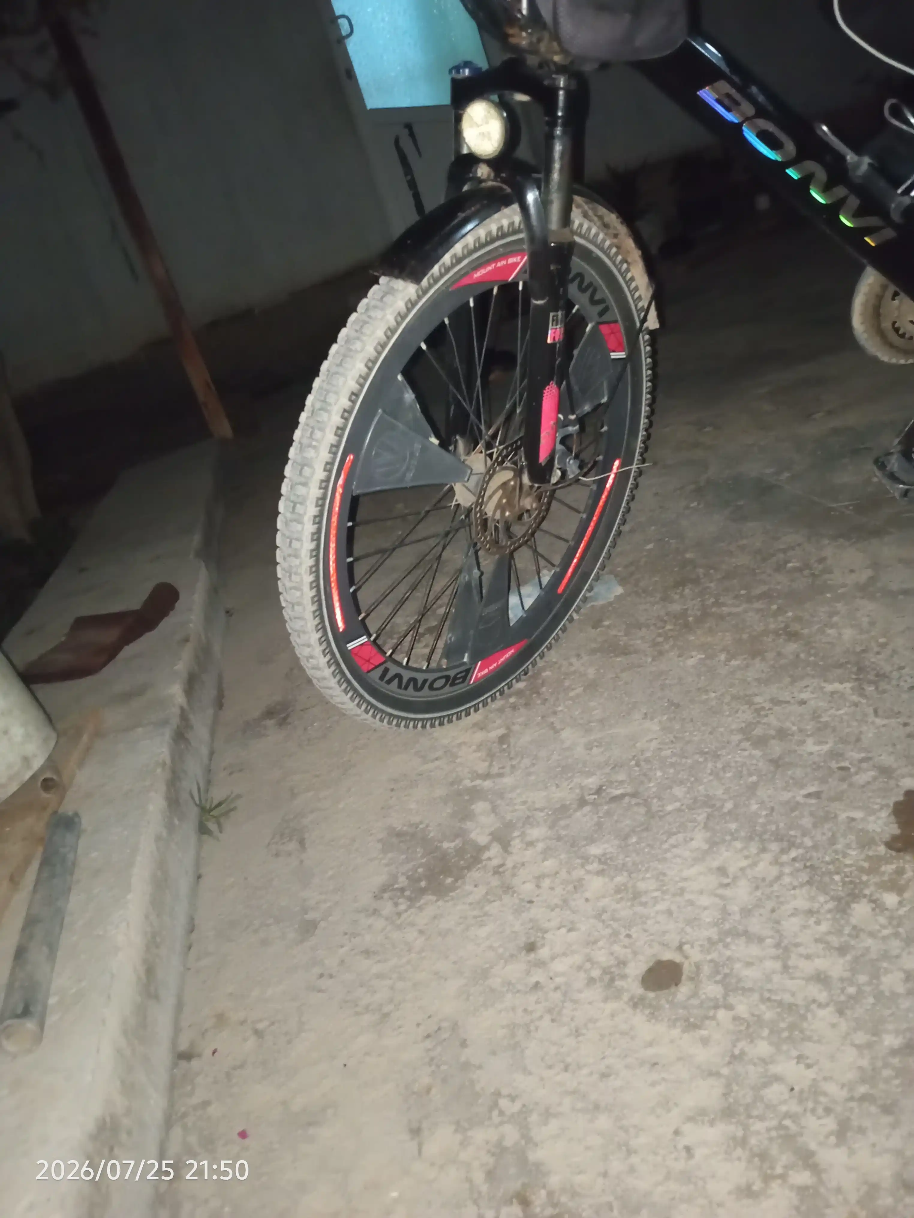 Velosipedlar, samokatlar, skuterlar va avtomobillarga nur qaytaruvchi nakleykalar
