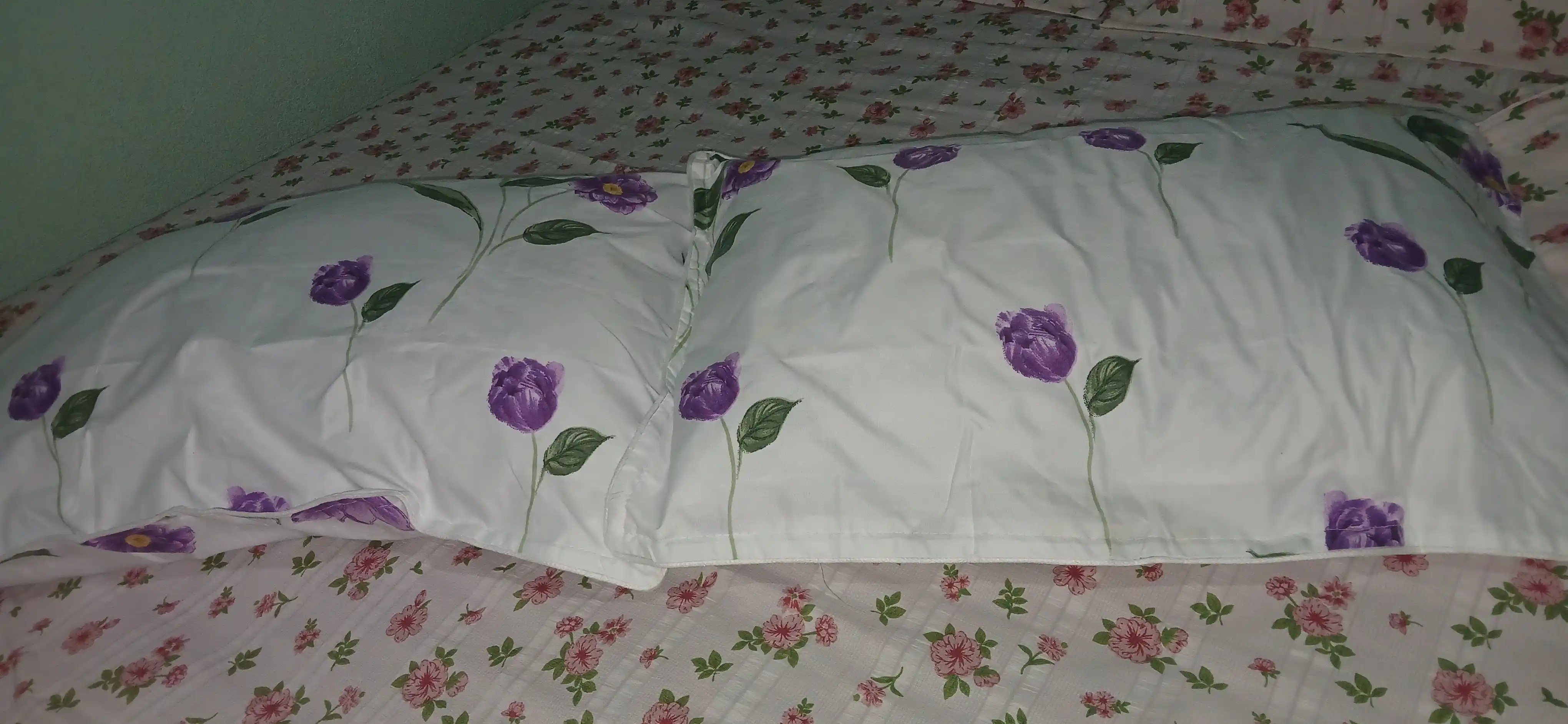 Yostiq g‘ilofi ikki dona 65×65 sm va 70×50 sm o‘lchamda