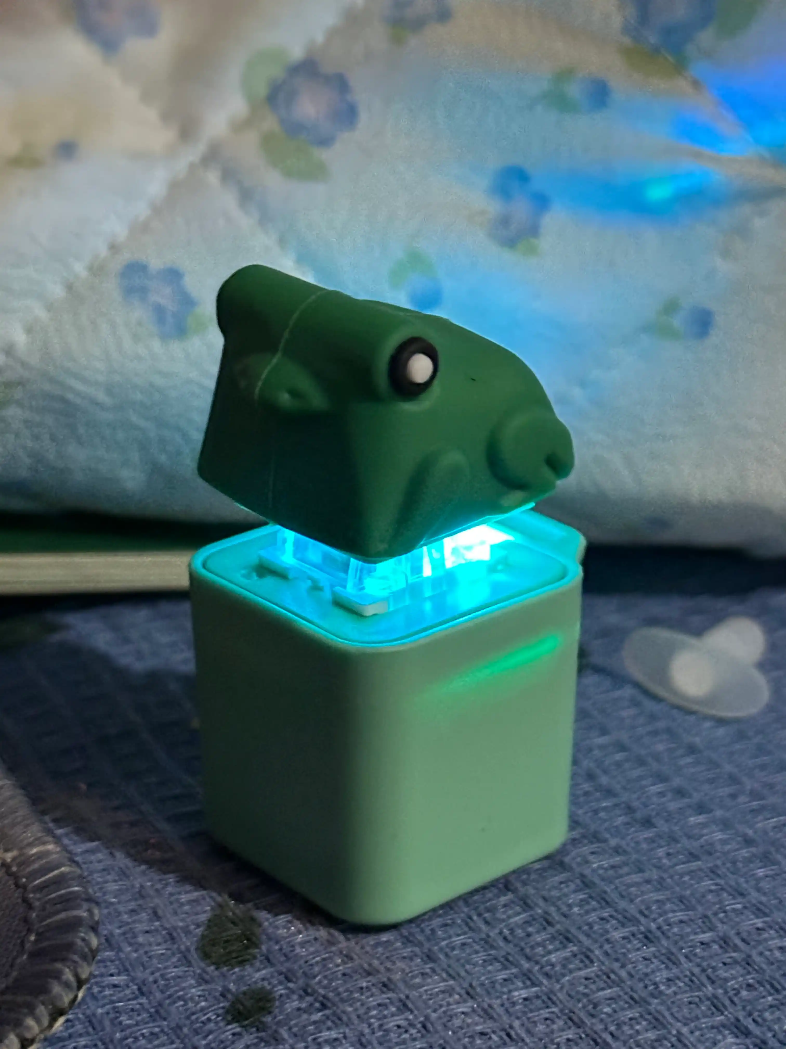 Антистресс брелок-игрушка с LED-подсветкой и звуком, для детей и взрослых
