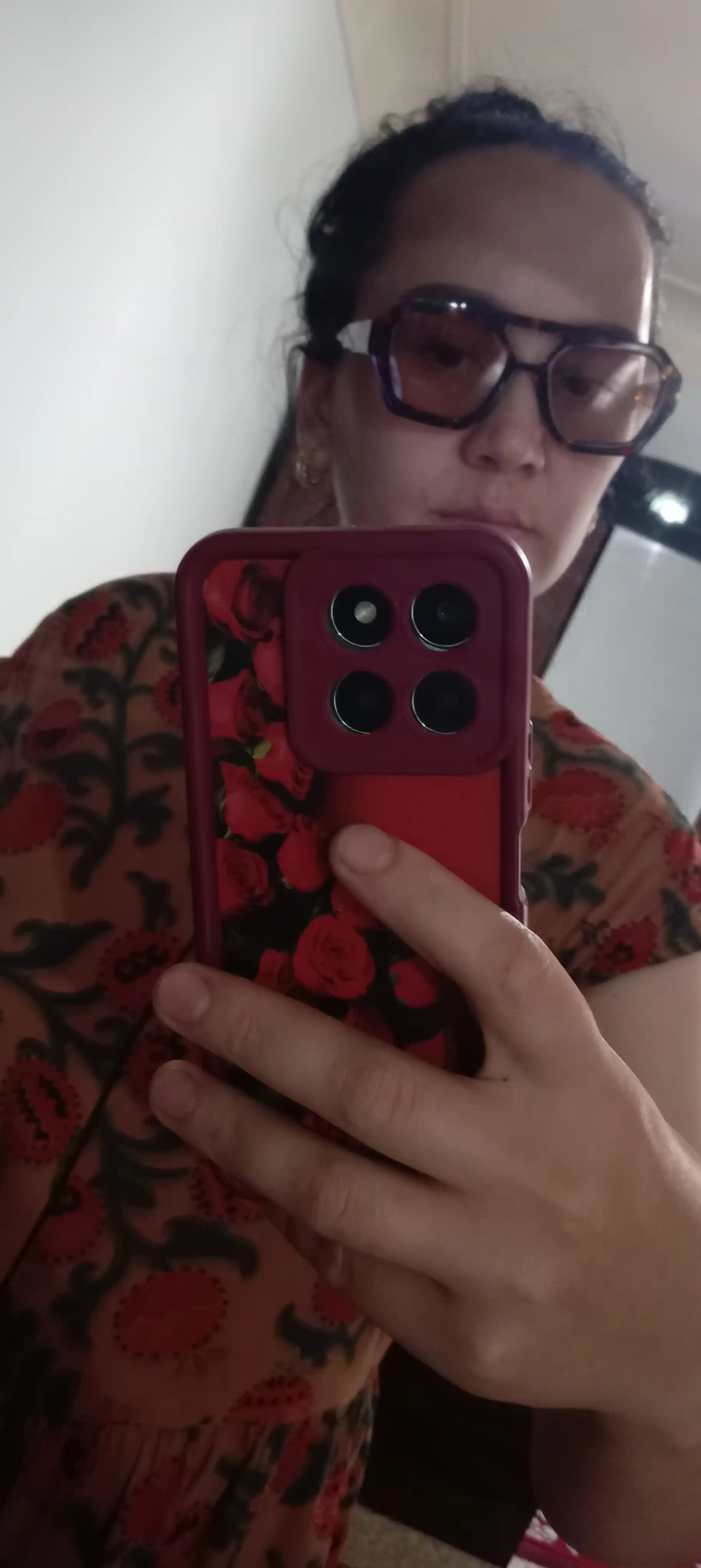 Ayollar ko‘zoynagi,Zamonaviy elegant qora ramka model