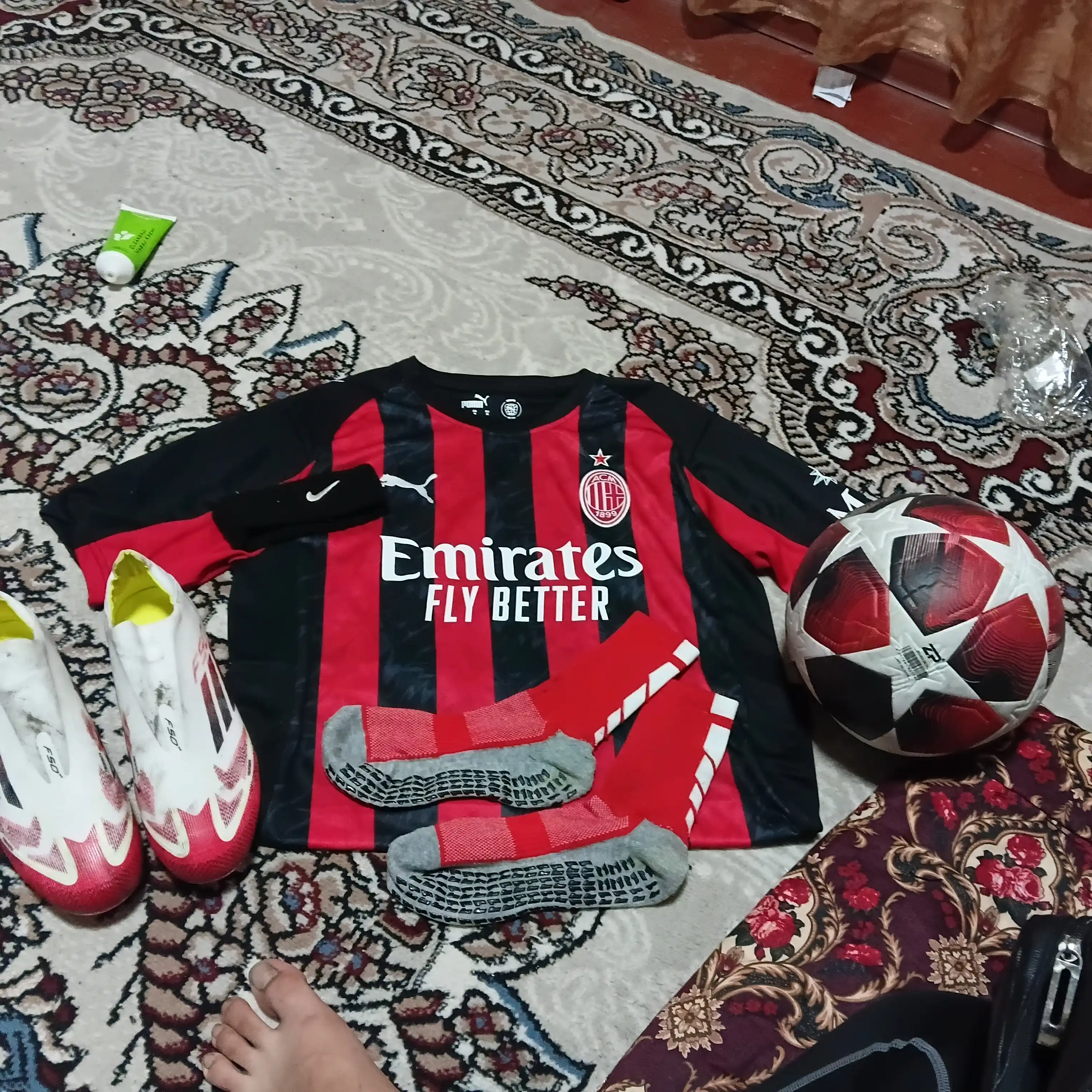 Futbol sarakanojkalari va butsilari, F50, sun’iy va tabiiy maydonlar uchun