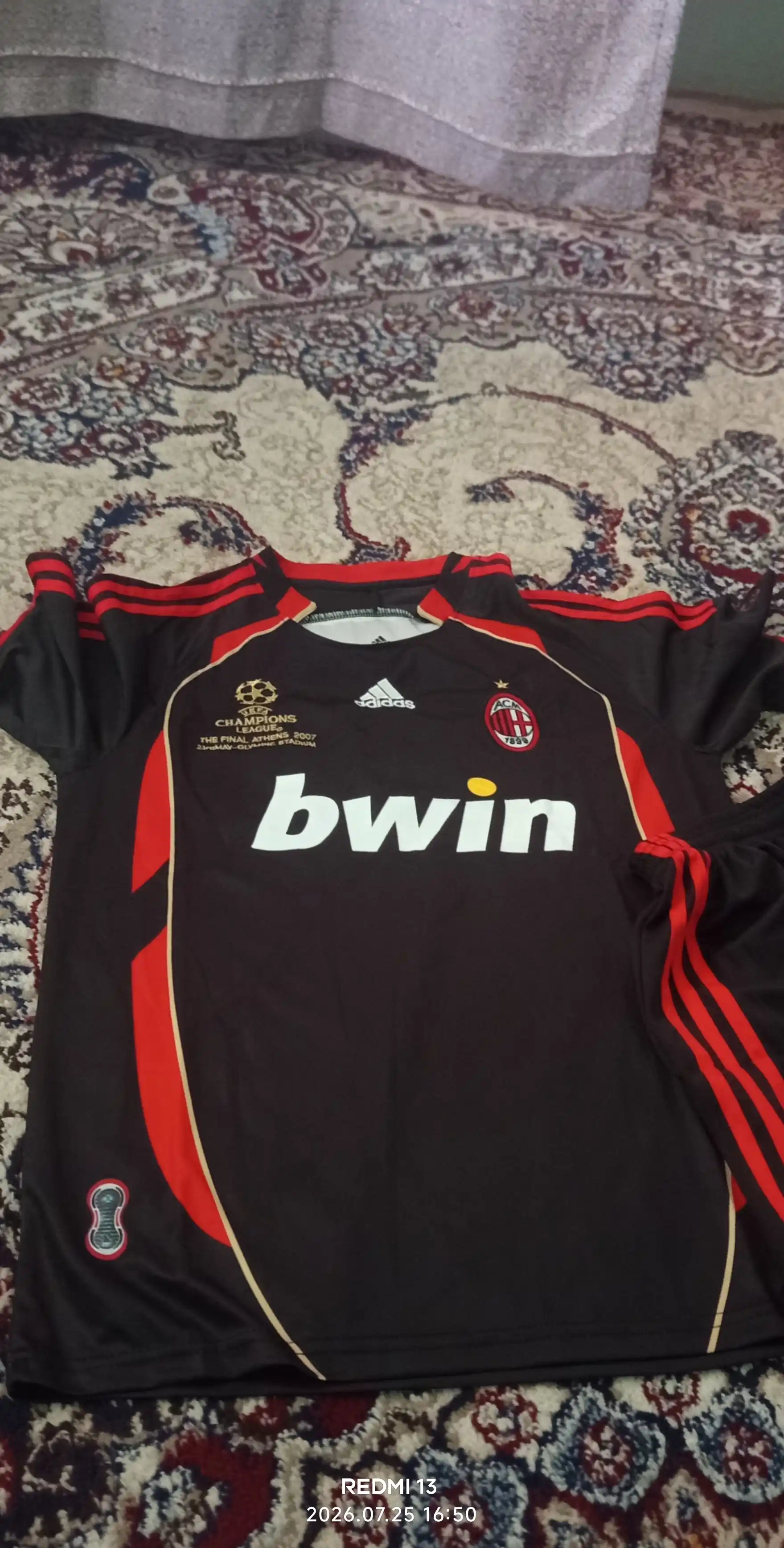 Milanning retro futbol formasi
