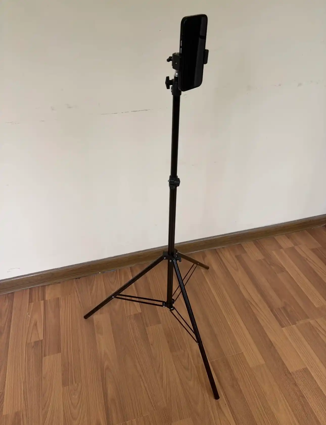 Shtativ, mobil telefon, foto va video kamera ushlagichi
