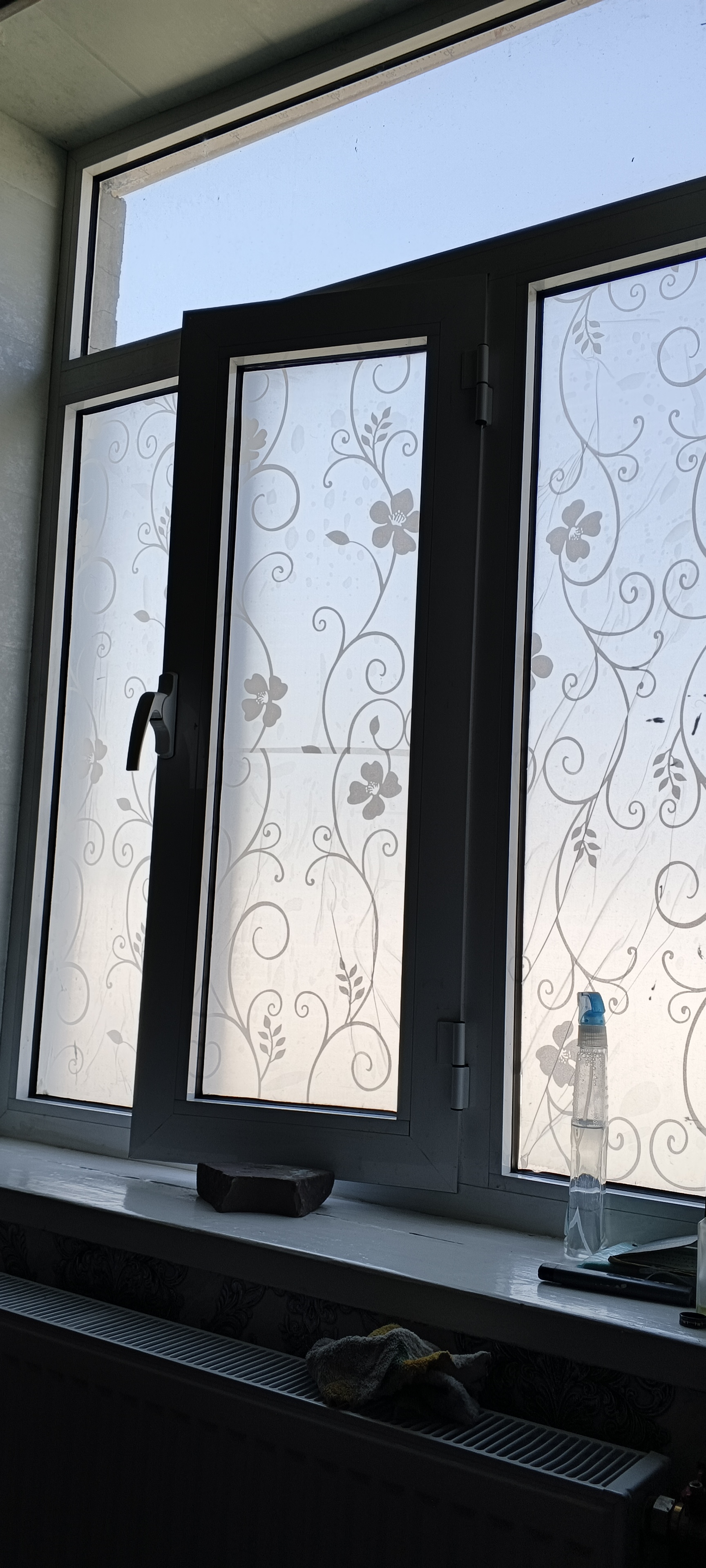 Quyoshdan himoyalovchi plyonka, derazalarga xira nakleyka, dekorativ