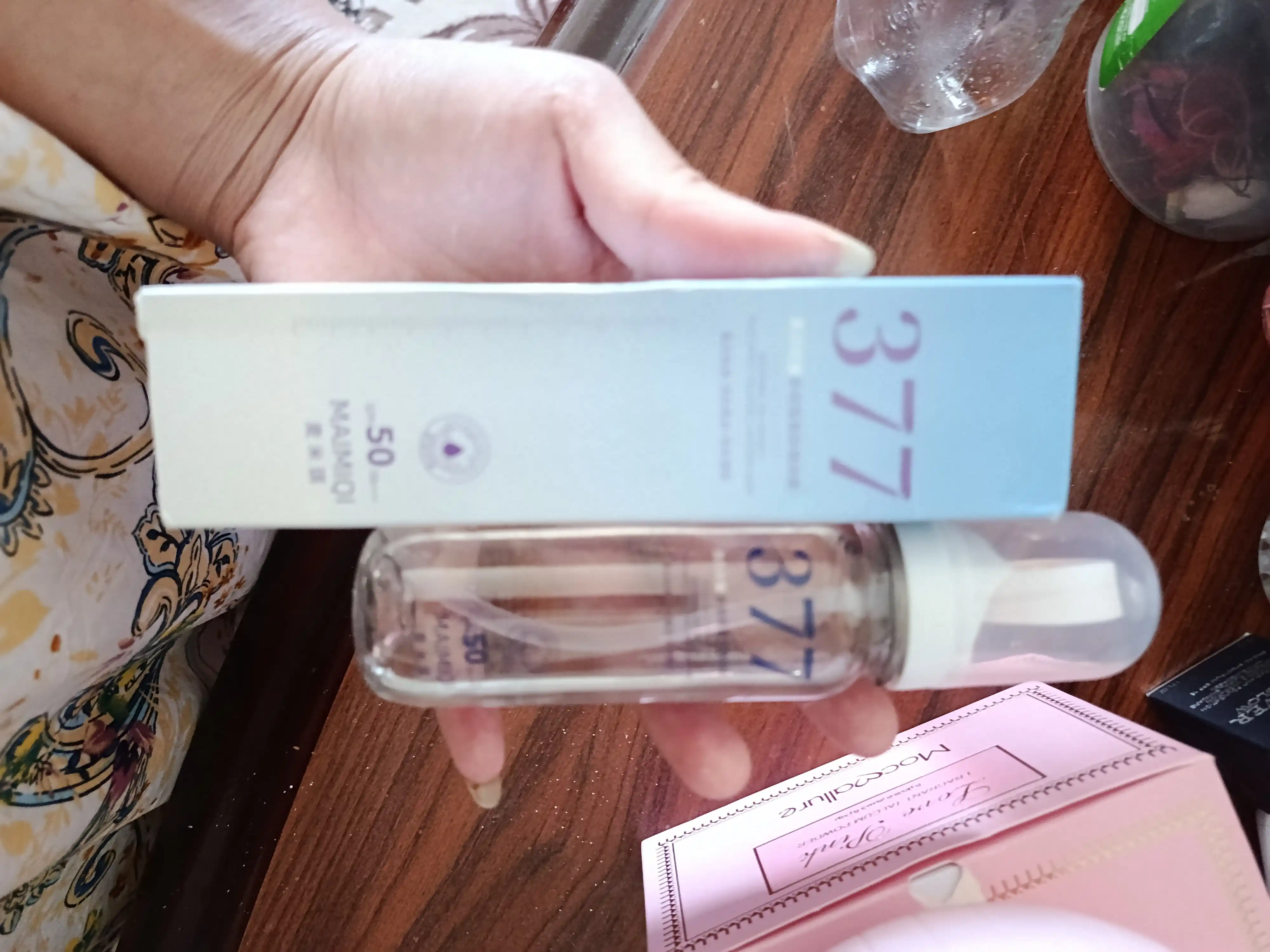 Yuz va tana uchun 377 SPF 50+ PA+++ namlantiruvchi quyoshdan himoyalovchi sprey