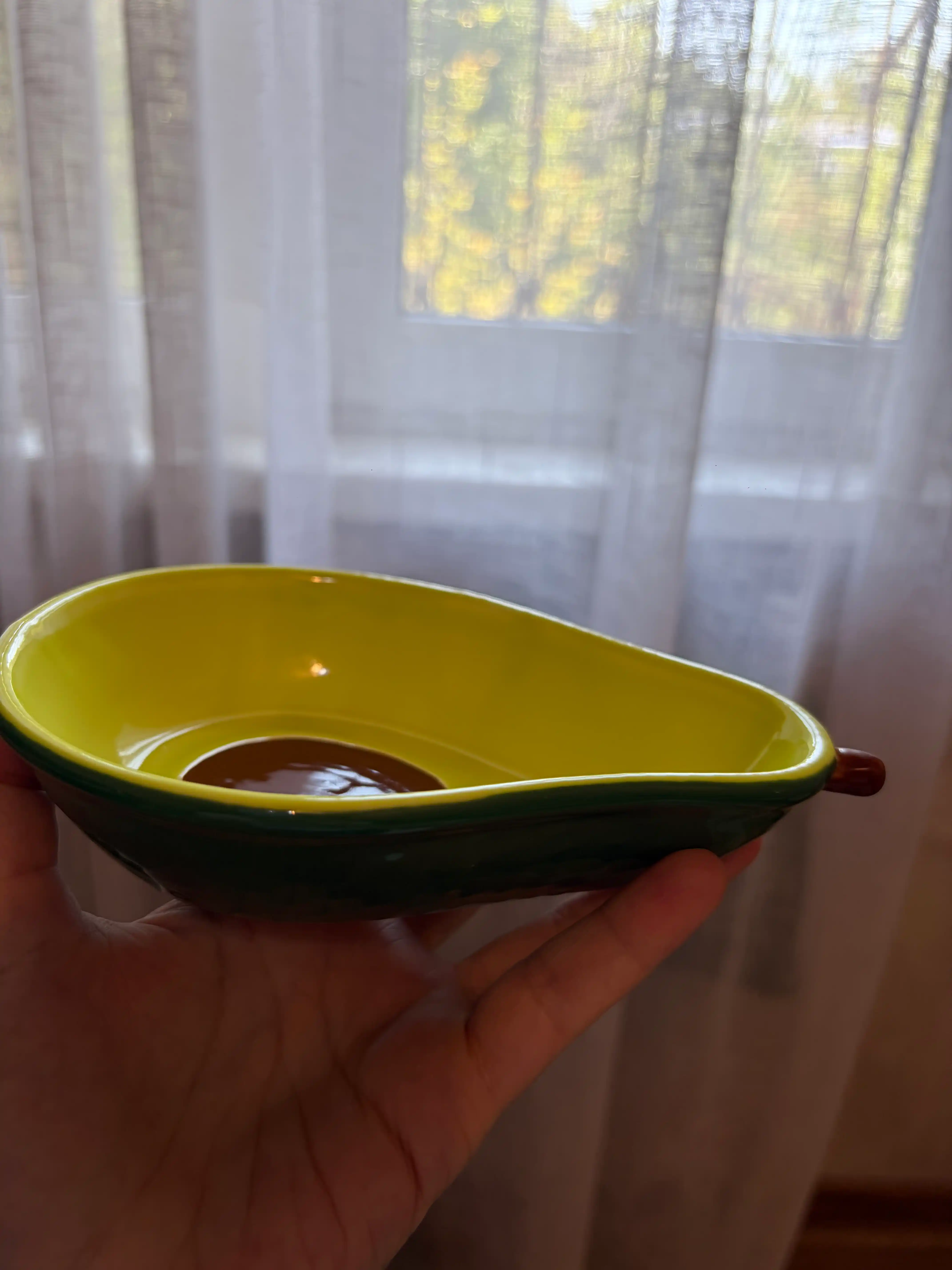 "Avokado" shaklidagi kichik keramik sousnik, 16 sm. Yong'oq, sous va sneklar uchun idish