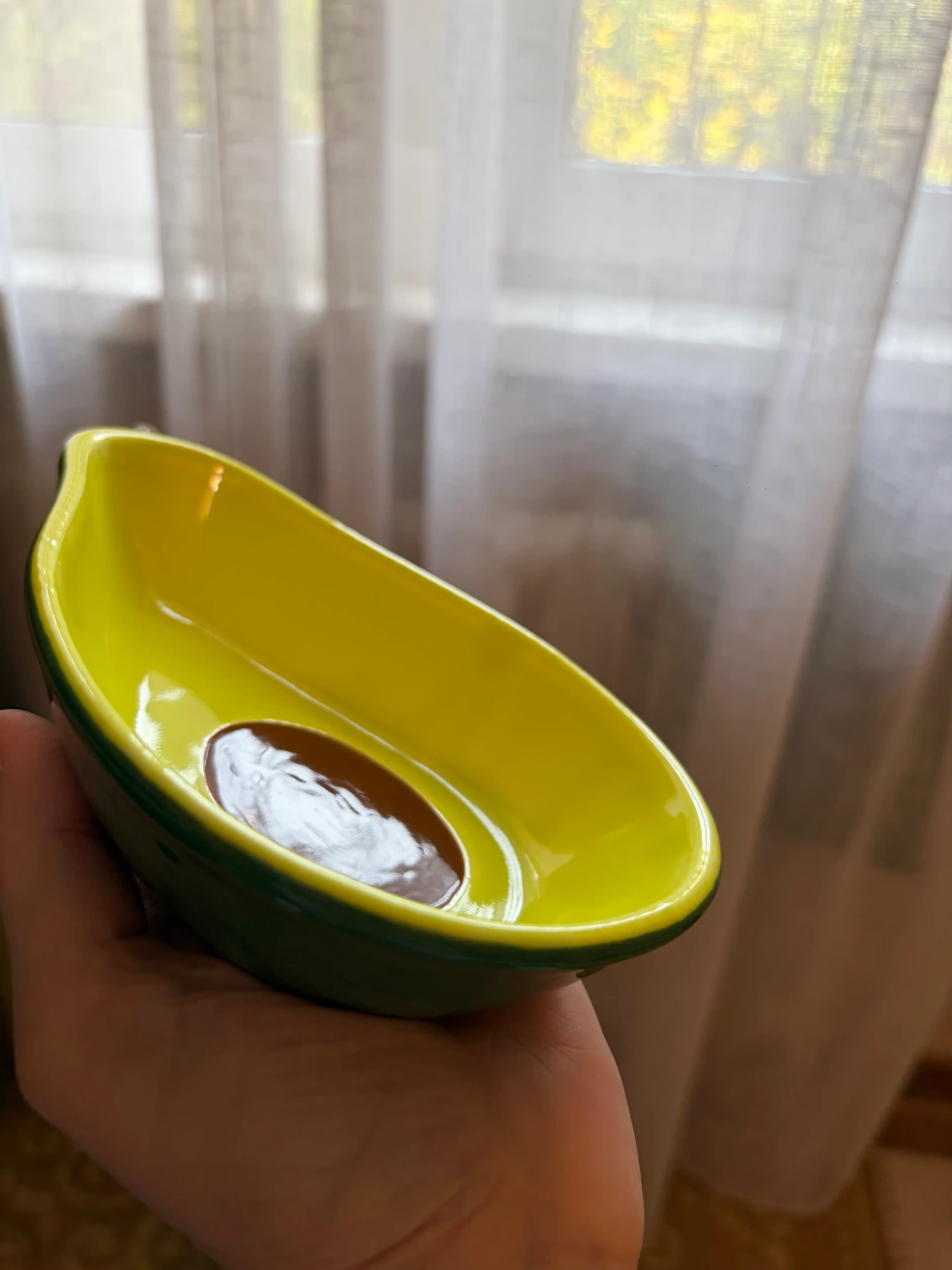 "Avokado" shaklidagi kichik keramik sousnik, 16 sm. Yong'oq, sous va sneklar uchun idish