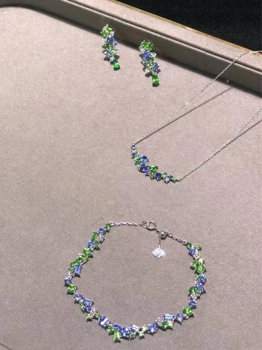 Ayollar taqinchoqlari, marjon, zirak, choker, braslet, bijuteriya, taqinchoqlar to‘plami